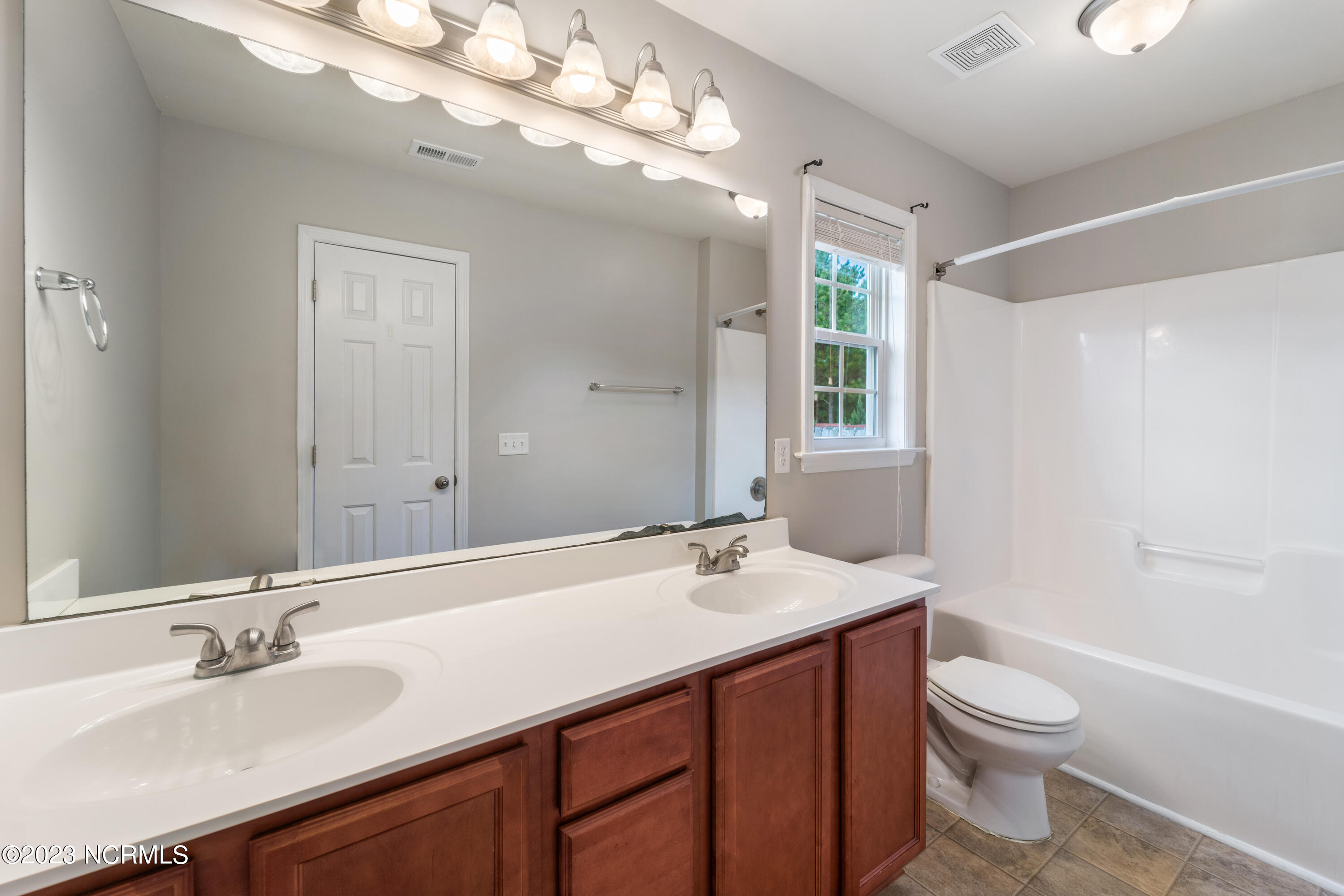 100564586 | Photo 16