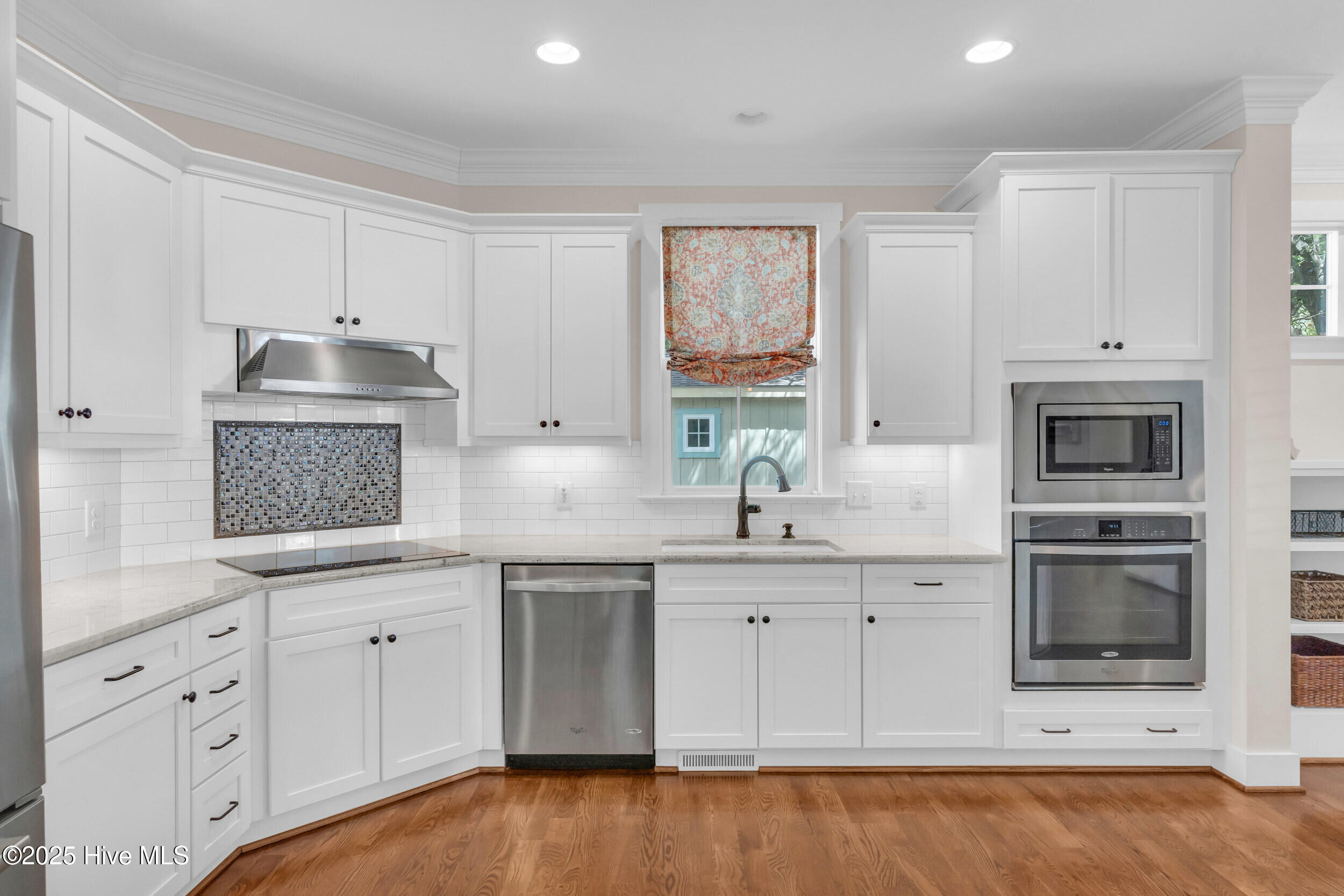 100516979 | Photo 13