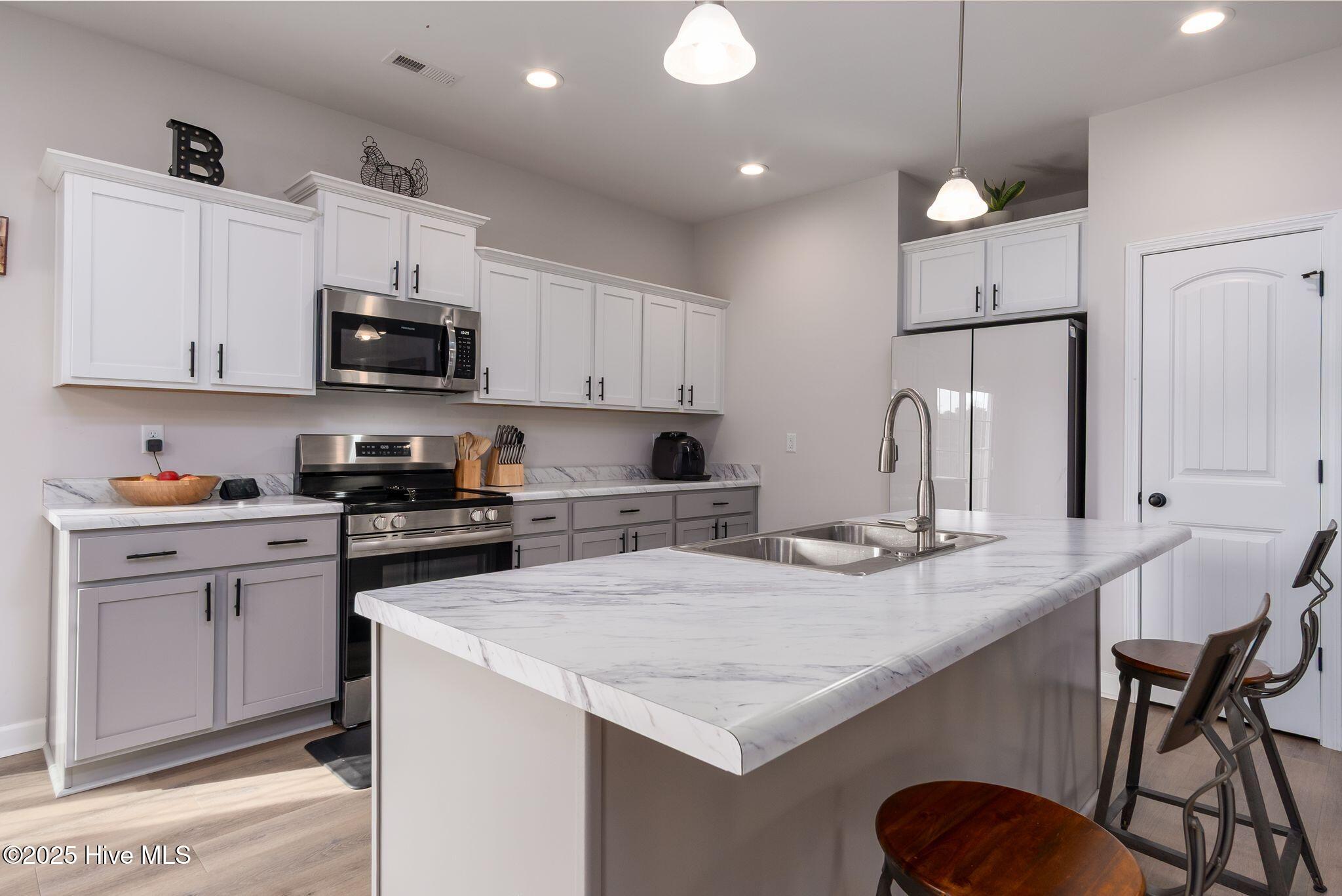 100543610 | Photo 12