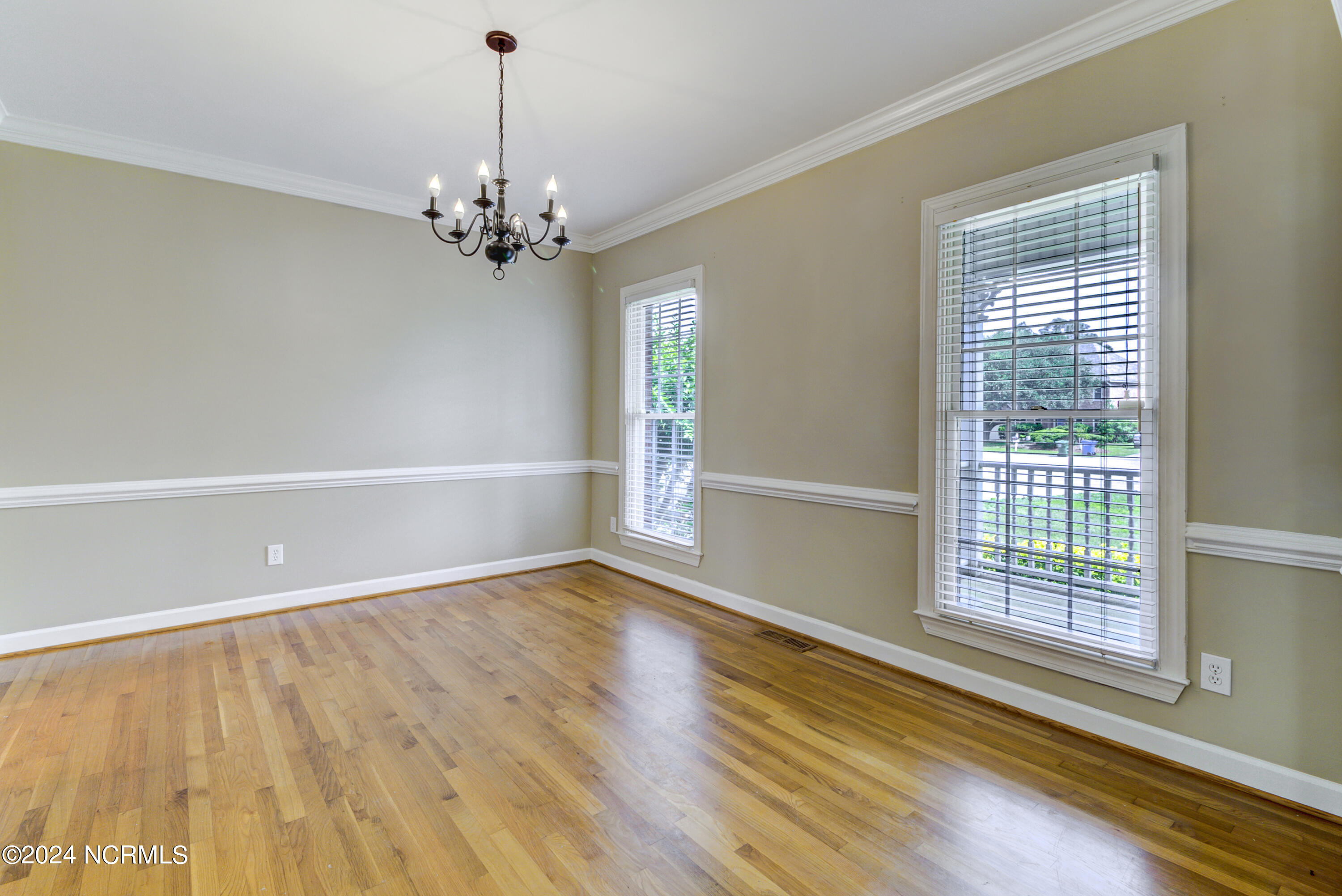 100560204 | Photo 14