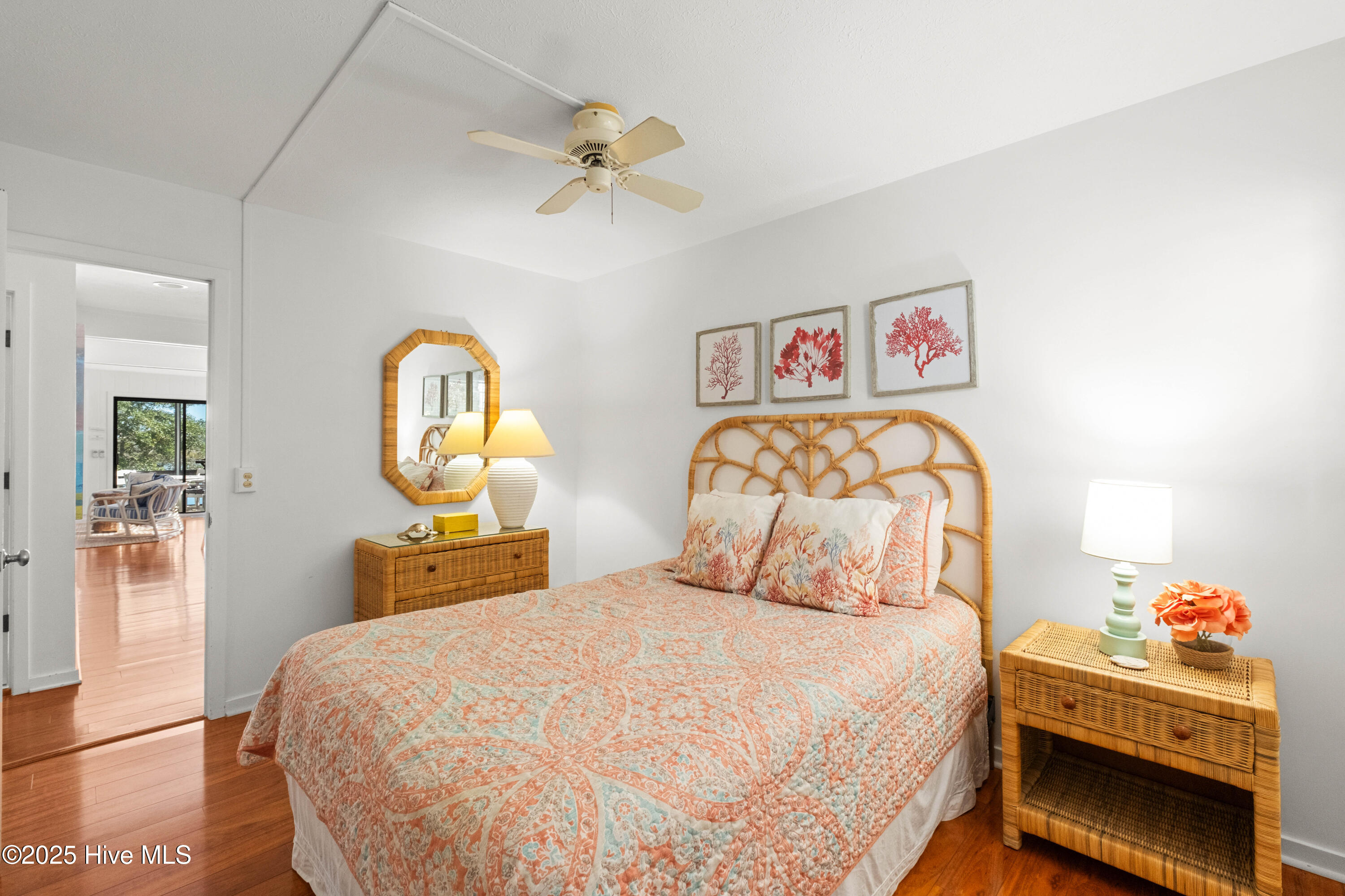 100540303 | Photo 33