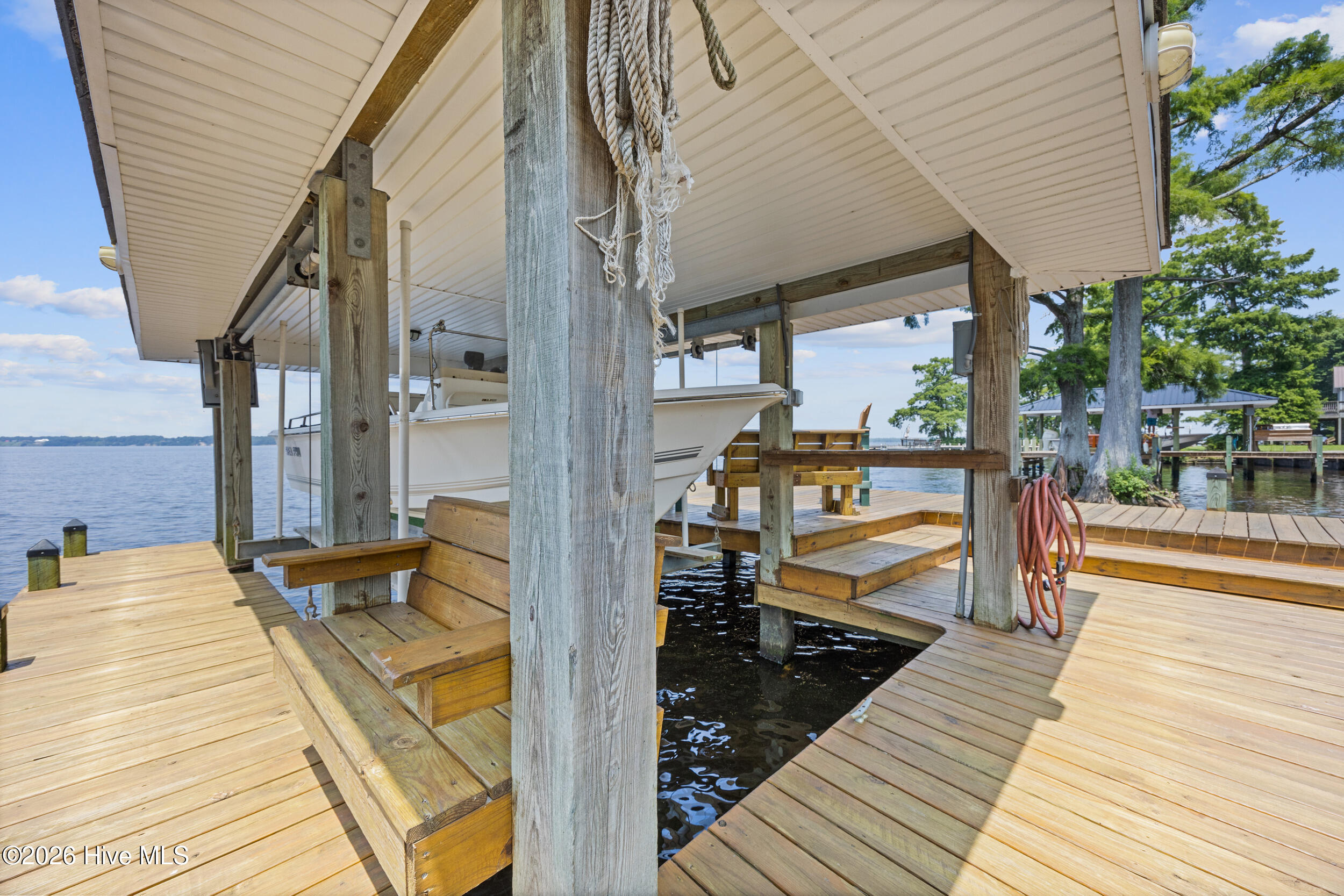 Boat house and boat lift