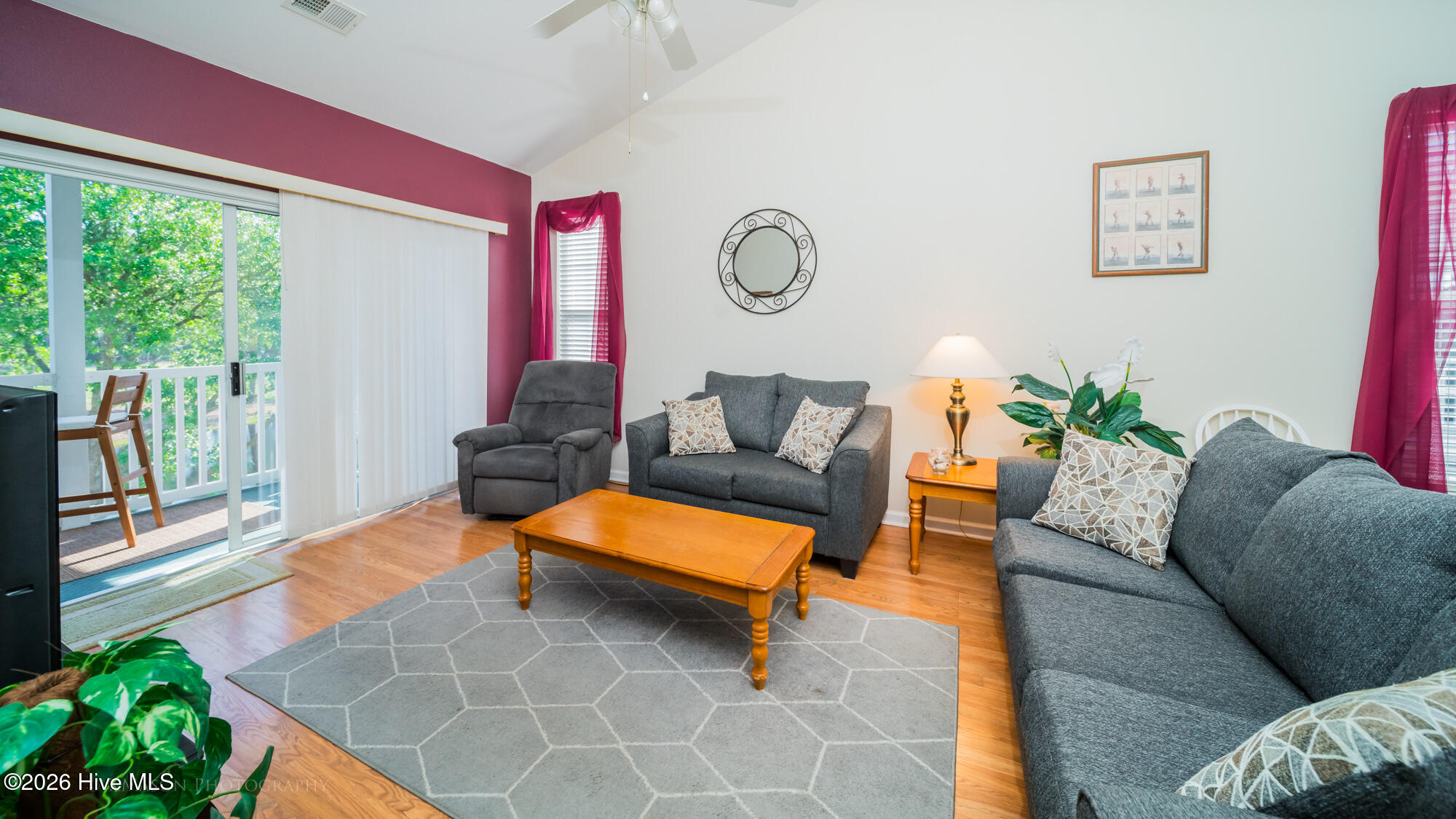 100560065 | Photo 11