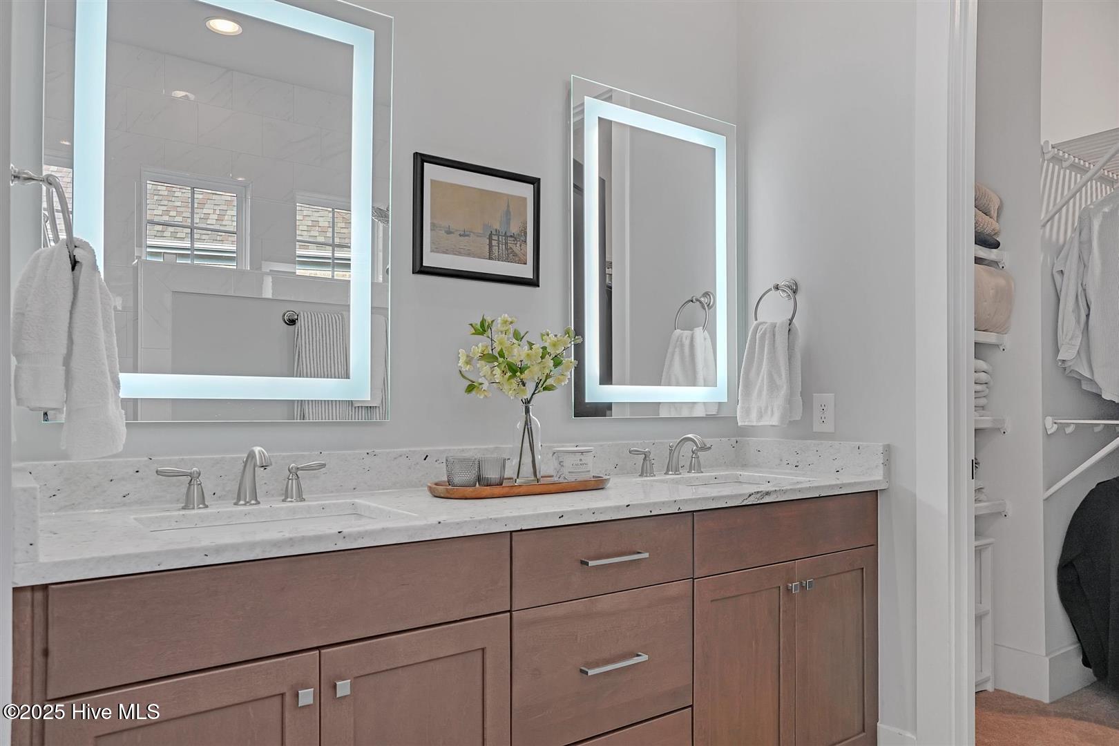 100542626 | Photo 33