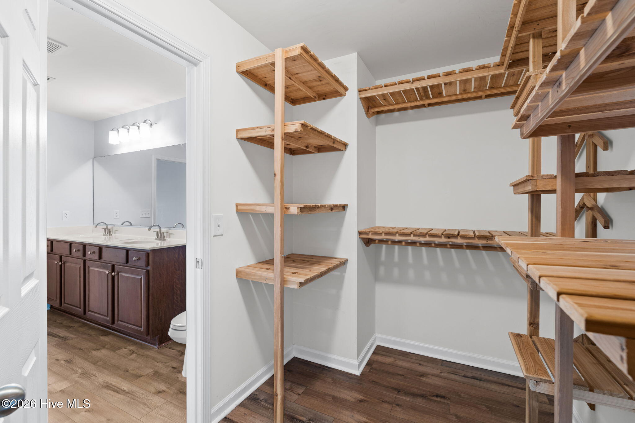 100565577 | Photo 22