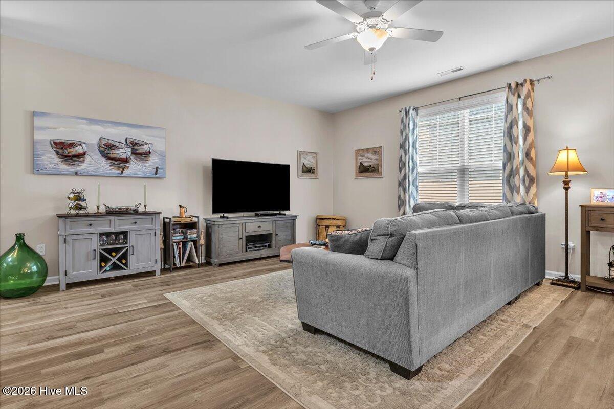 100558100 | Photo 12