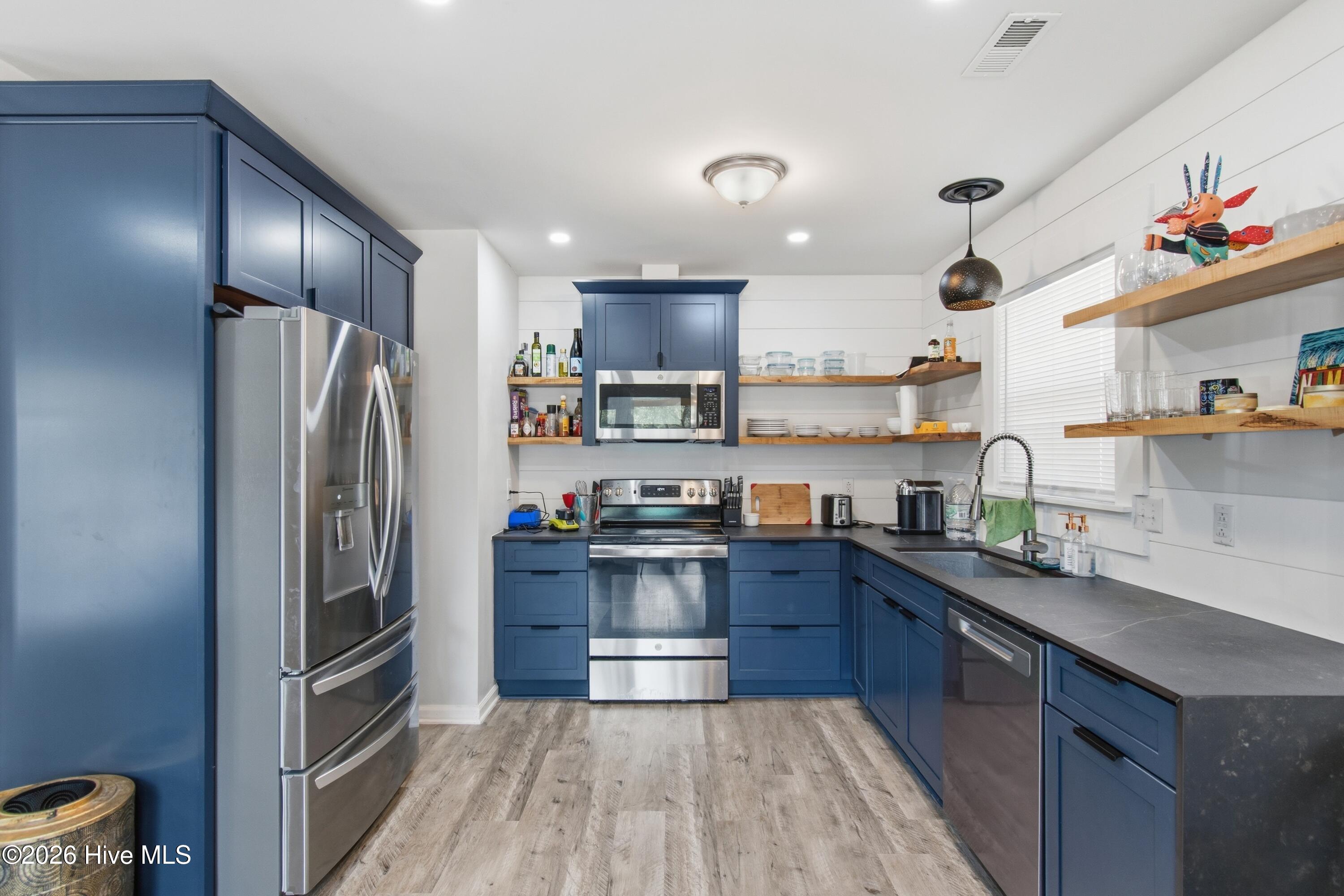 100561306 | Photo 15