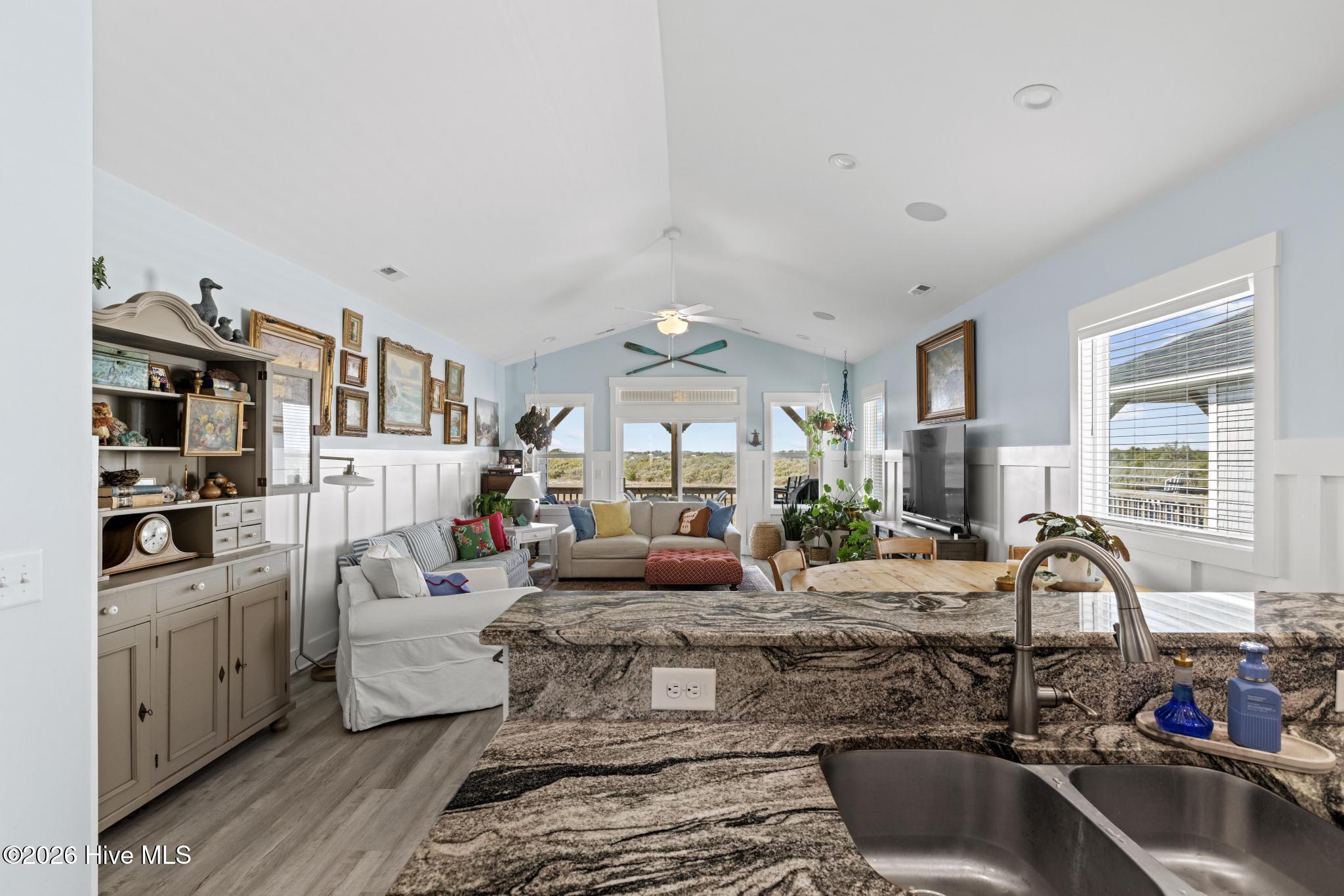 100562400 | Photo 12