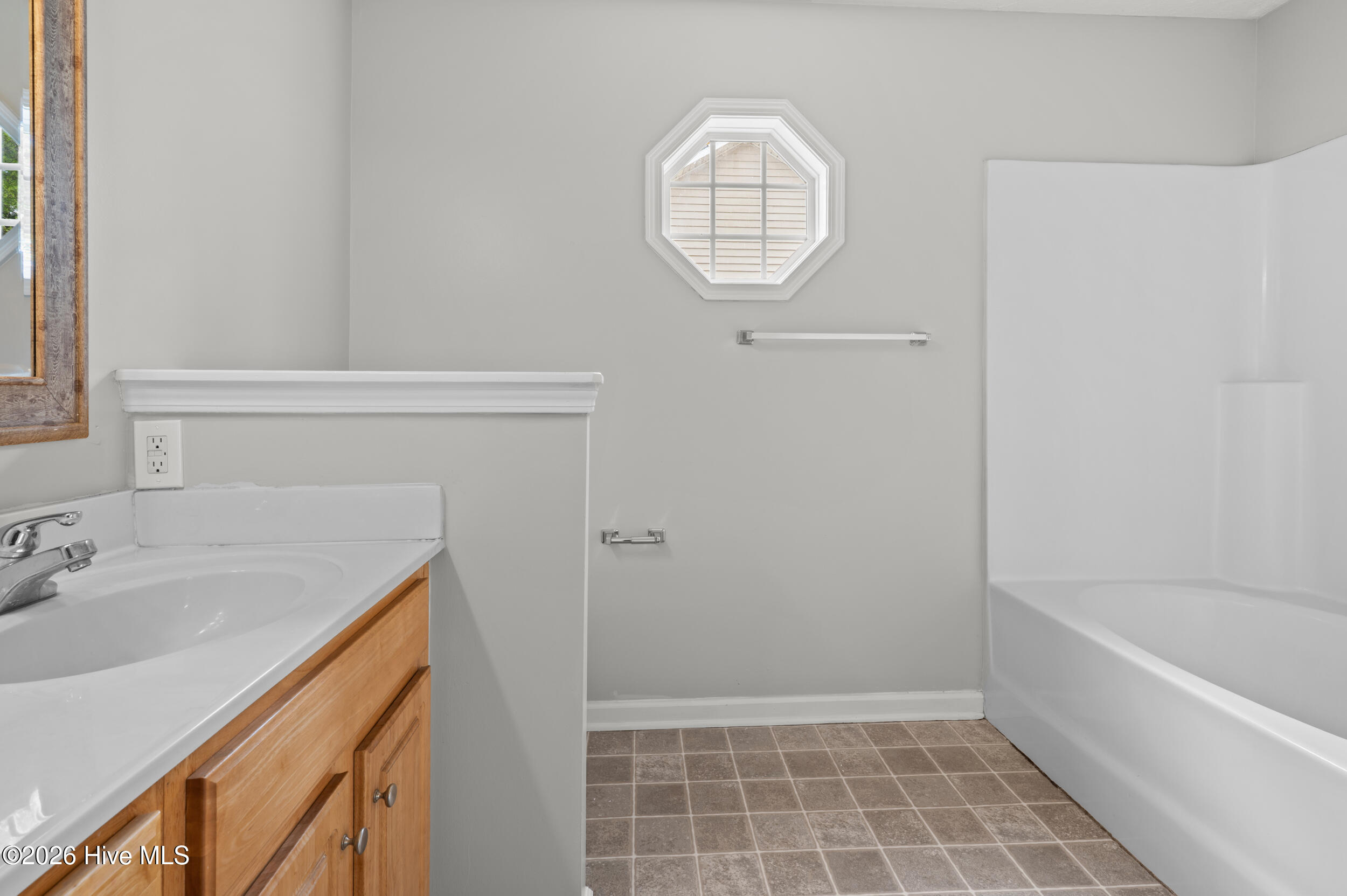 100562956 | Photo 26