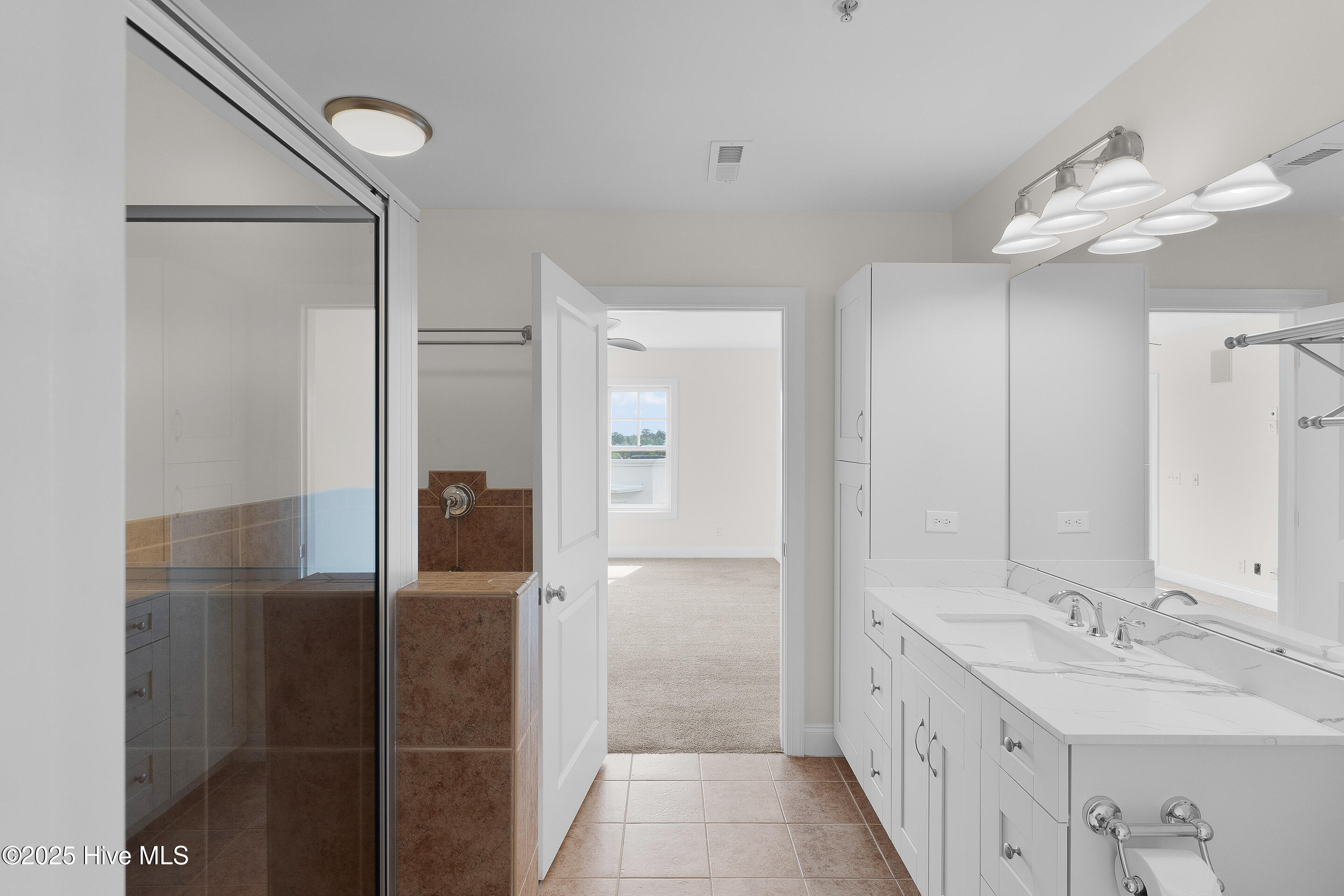 100506619 | Photo 18