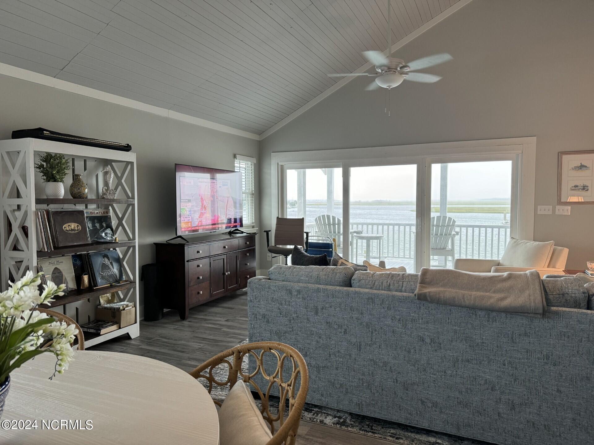 100469434 | Photo 89