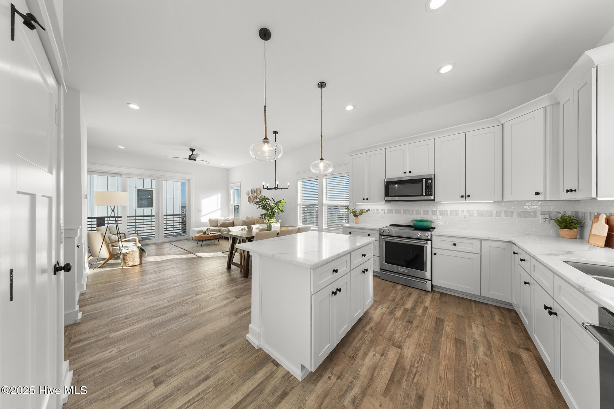 100542866 | Photo 32