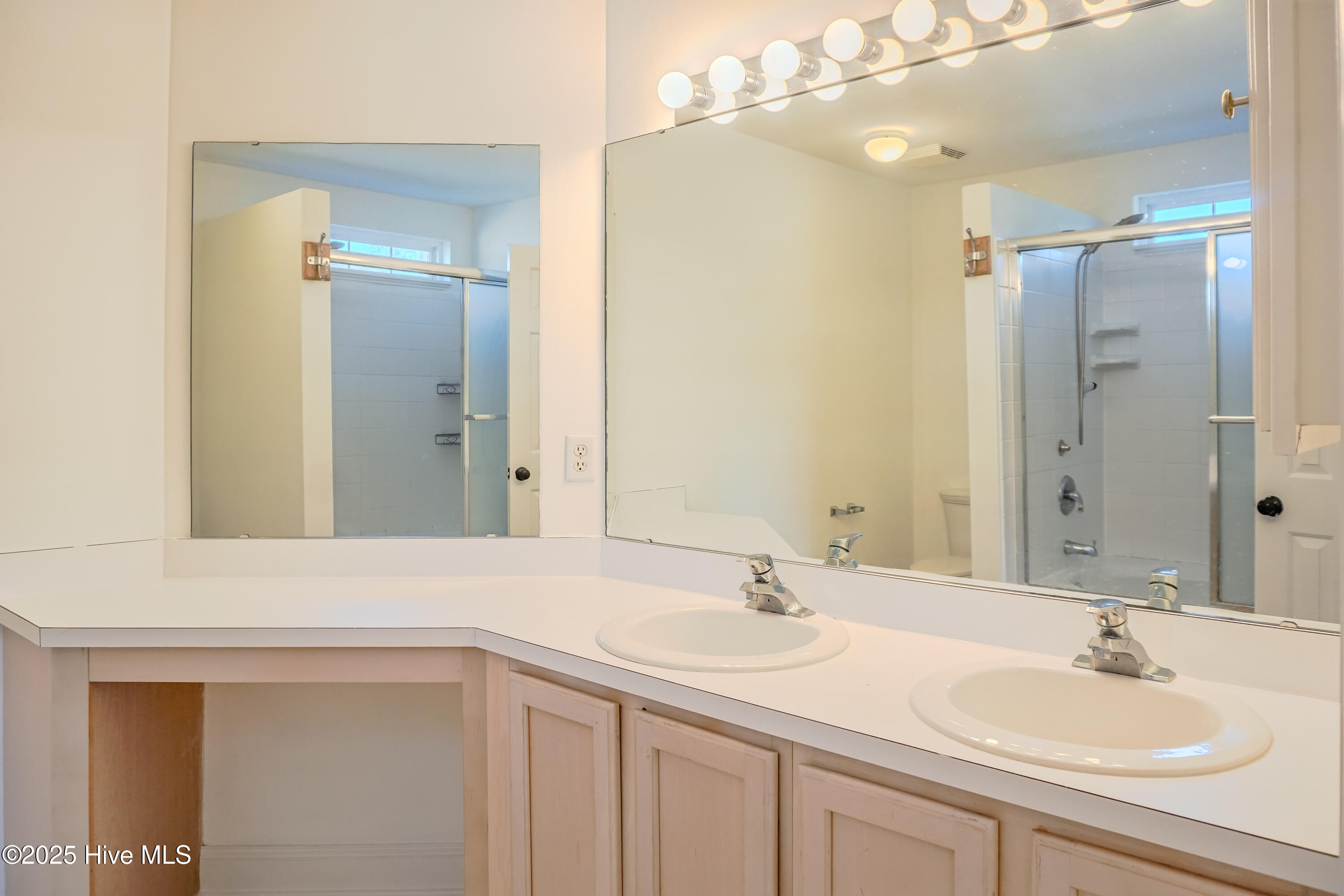 100546237 | Photo 22