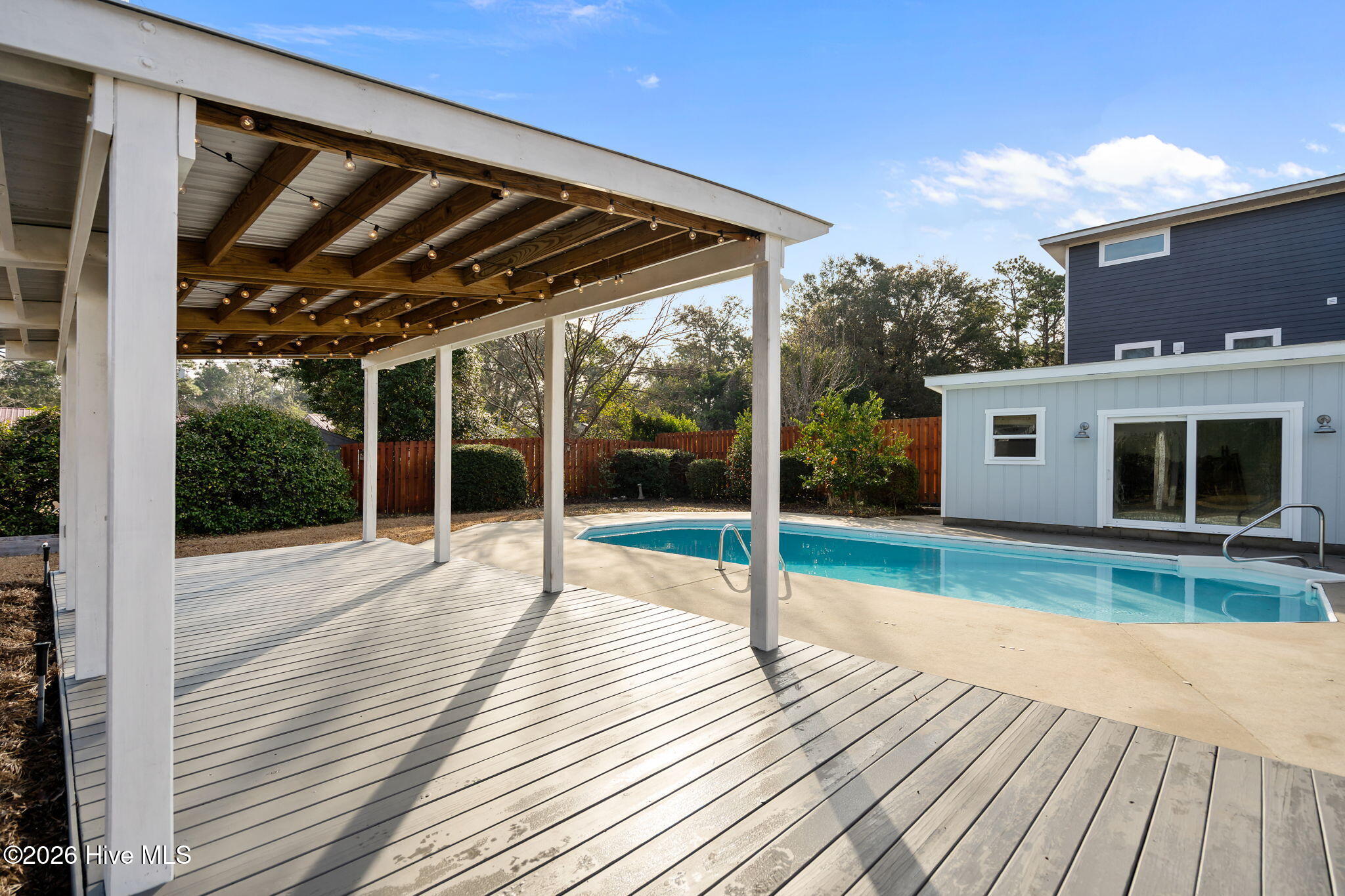 100548221 | Photo 41