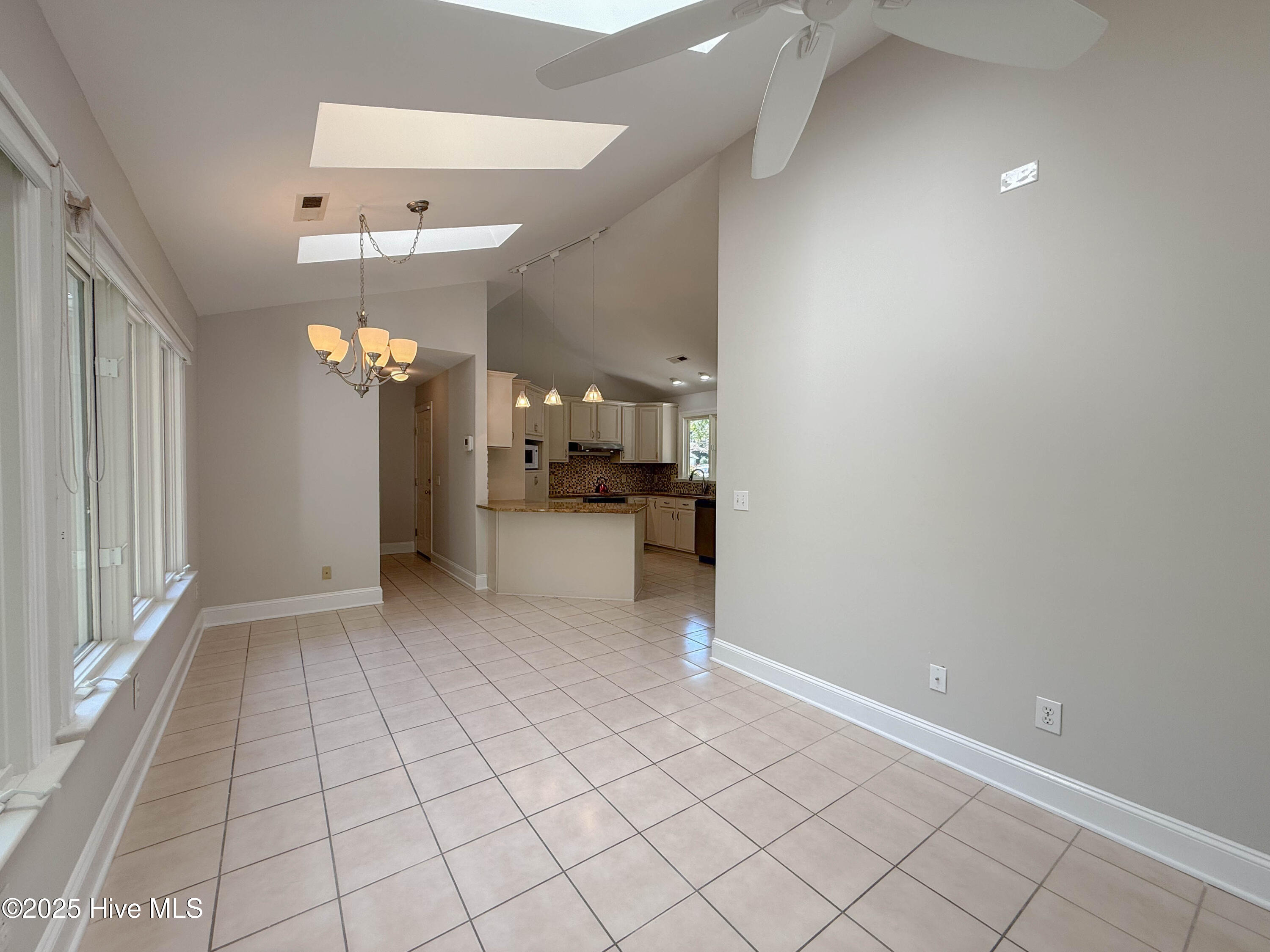 100535071 | Photo 47