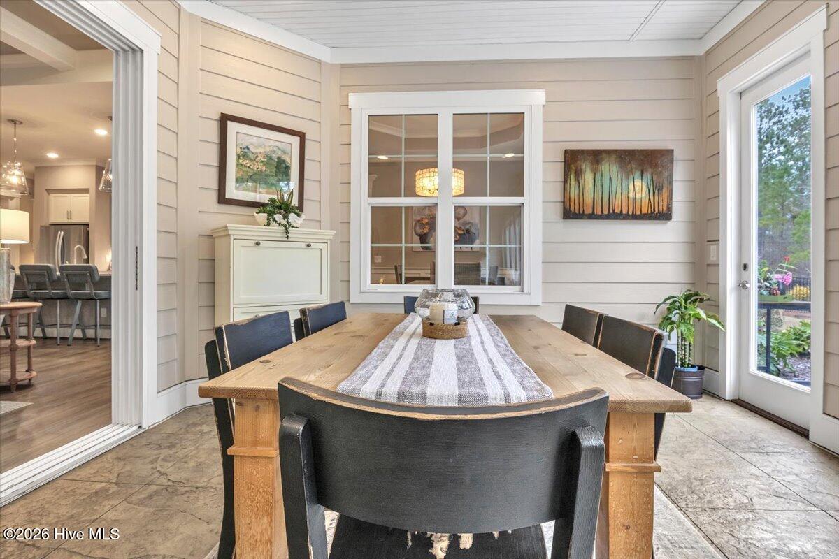 100558709 | Photo 40