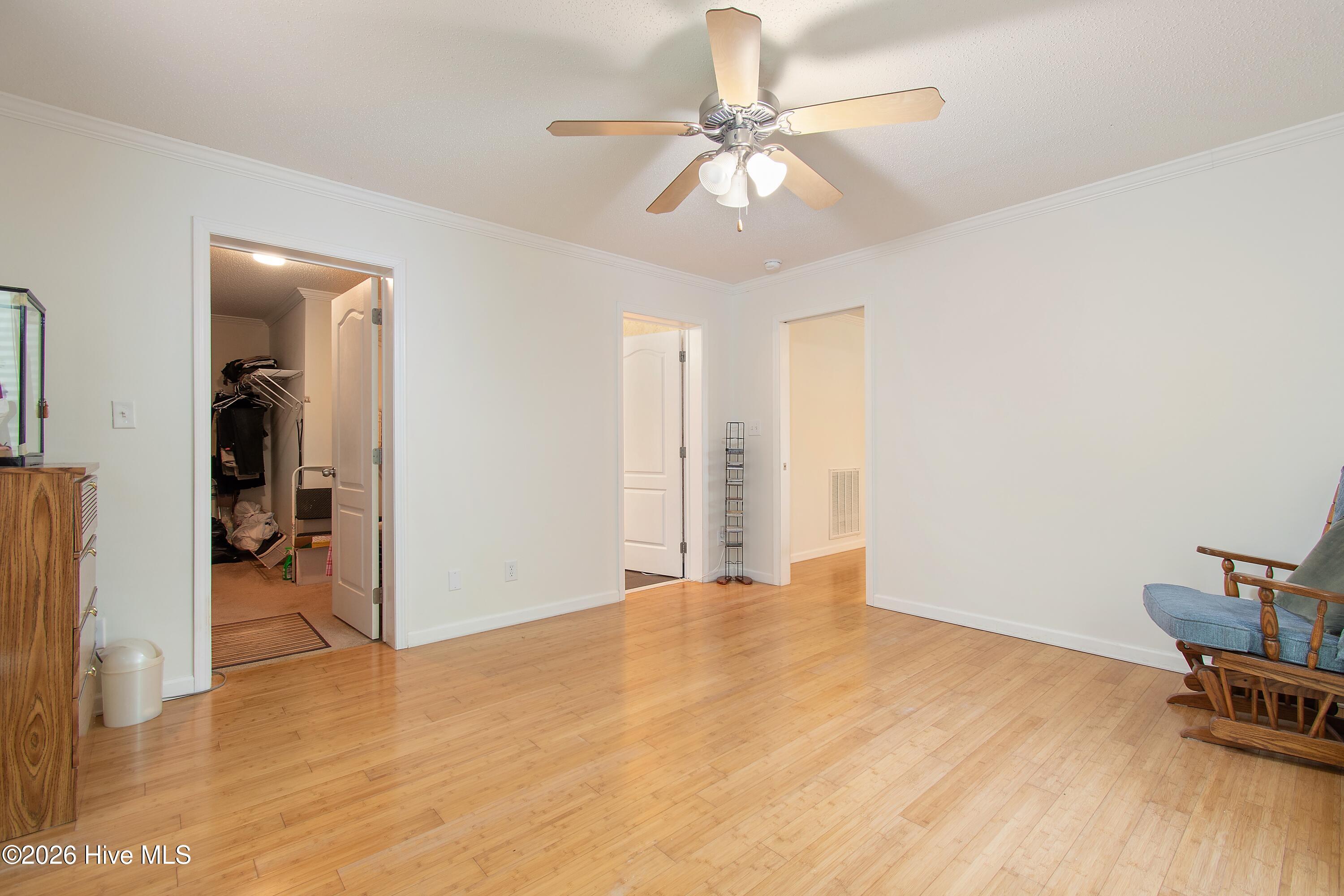 100568231 | Photo 36