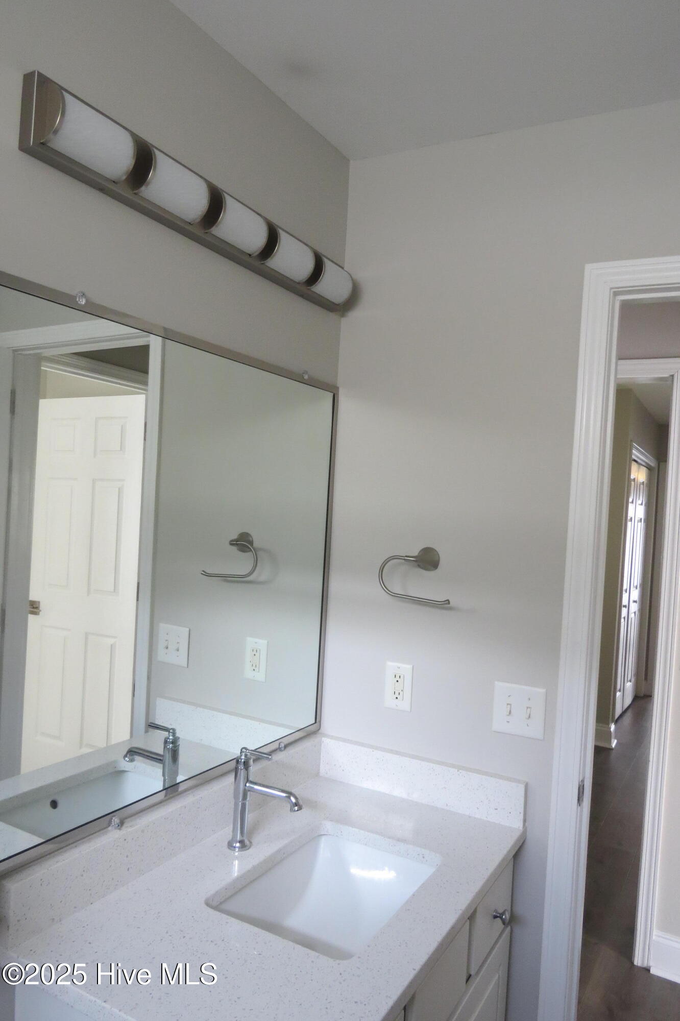 100538374 | Photo 15