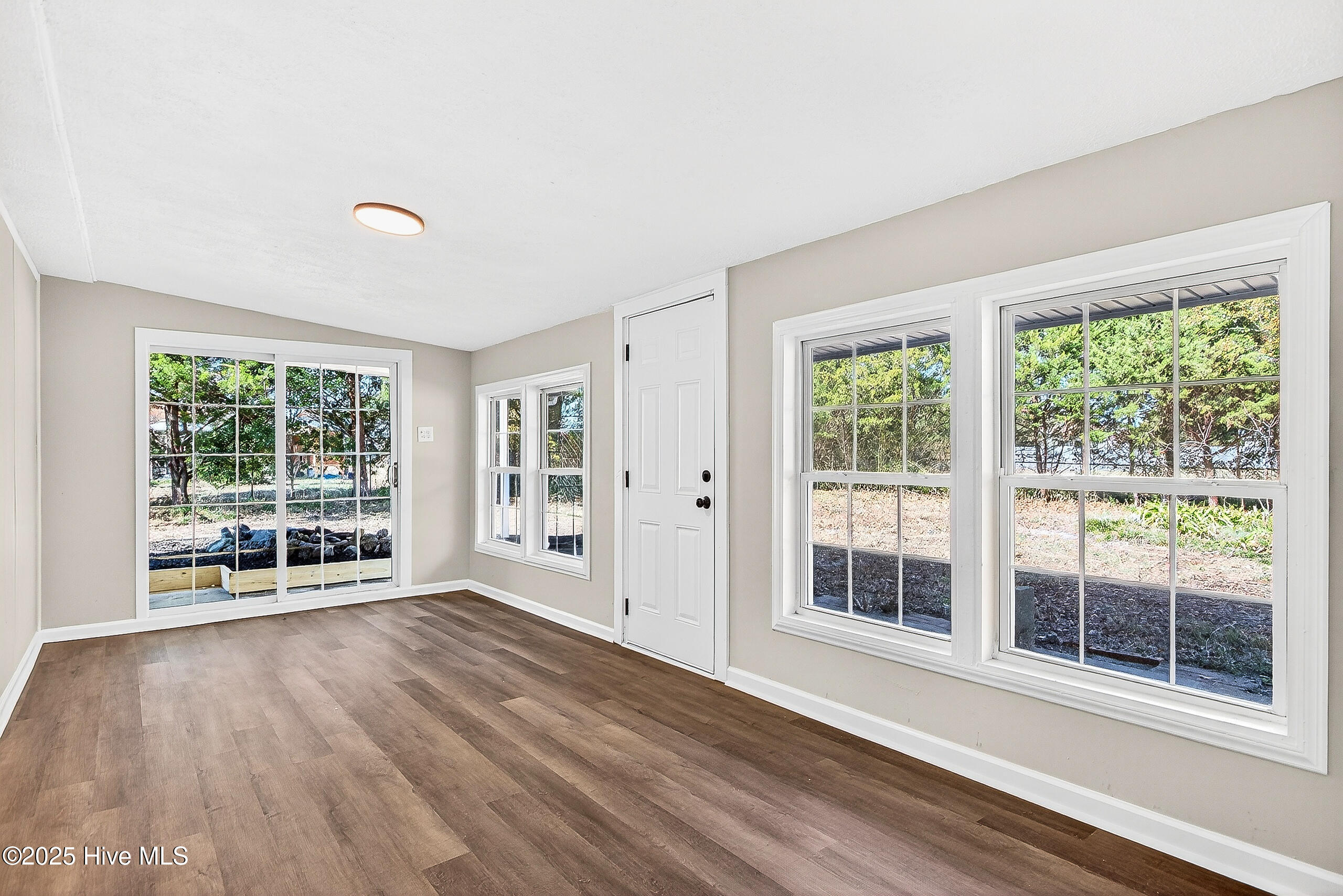 100543296 | Photo 12