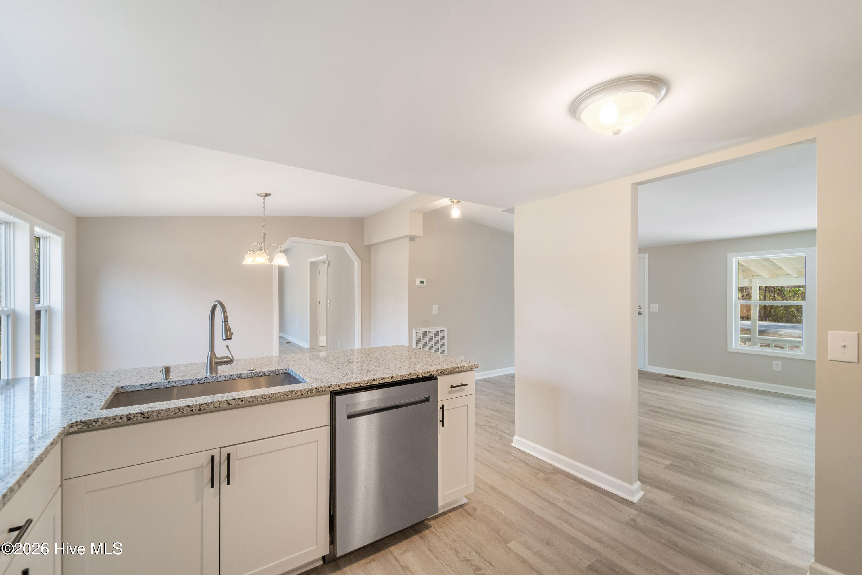 100550978 | Photo 14