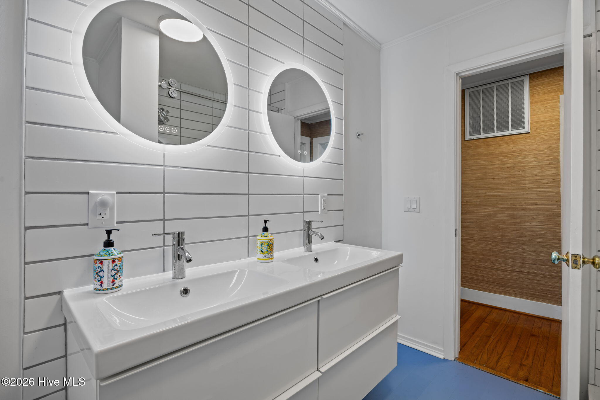 100560514 | Photo 26