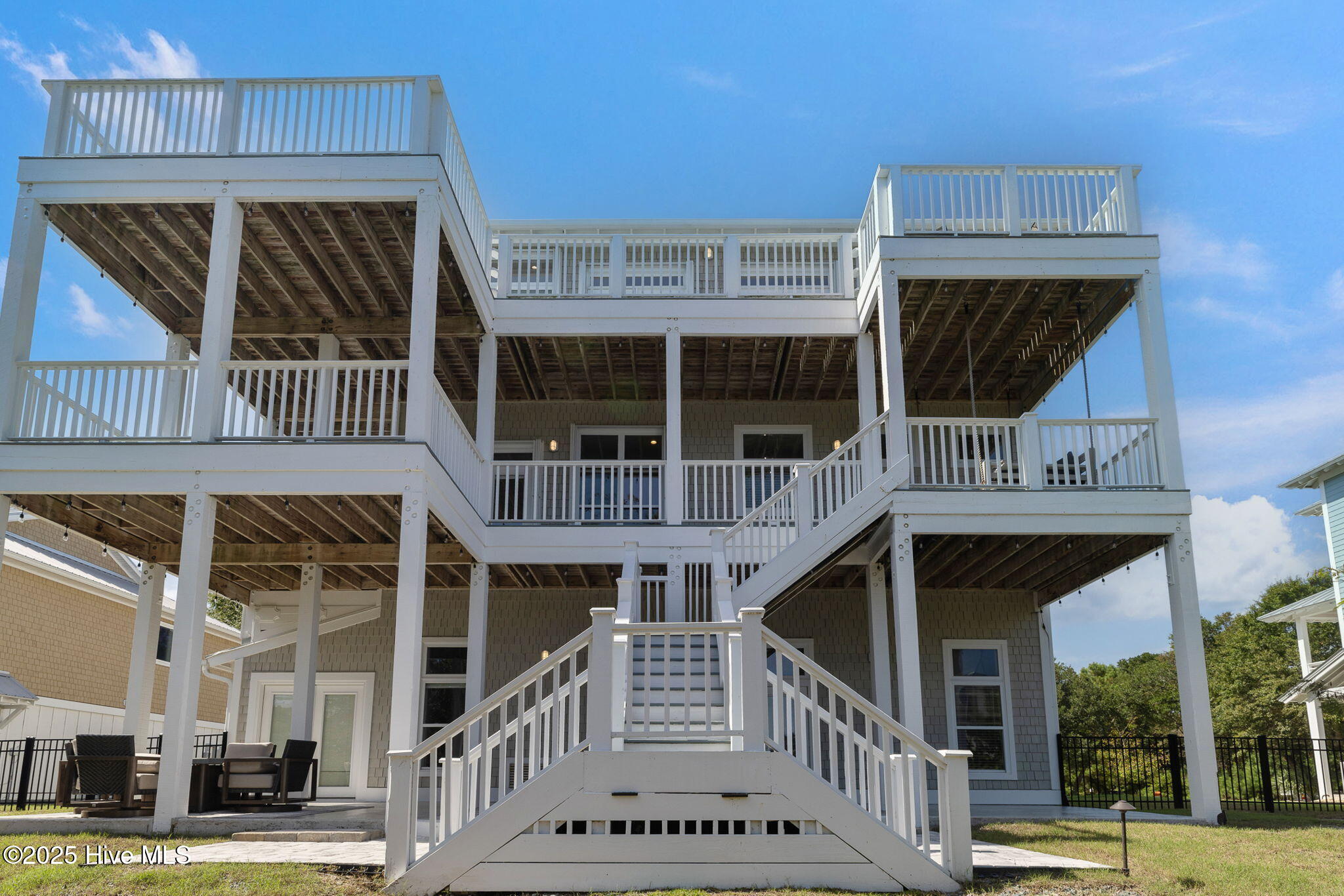 100548263 | Photo 72