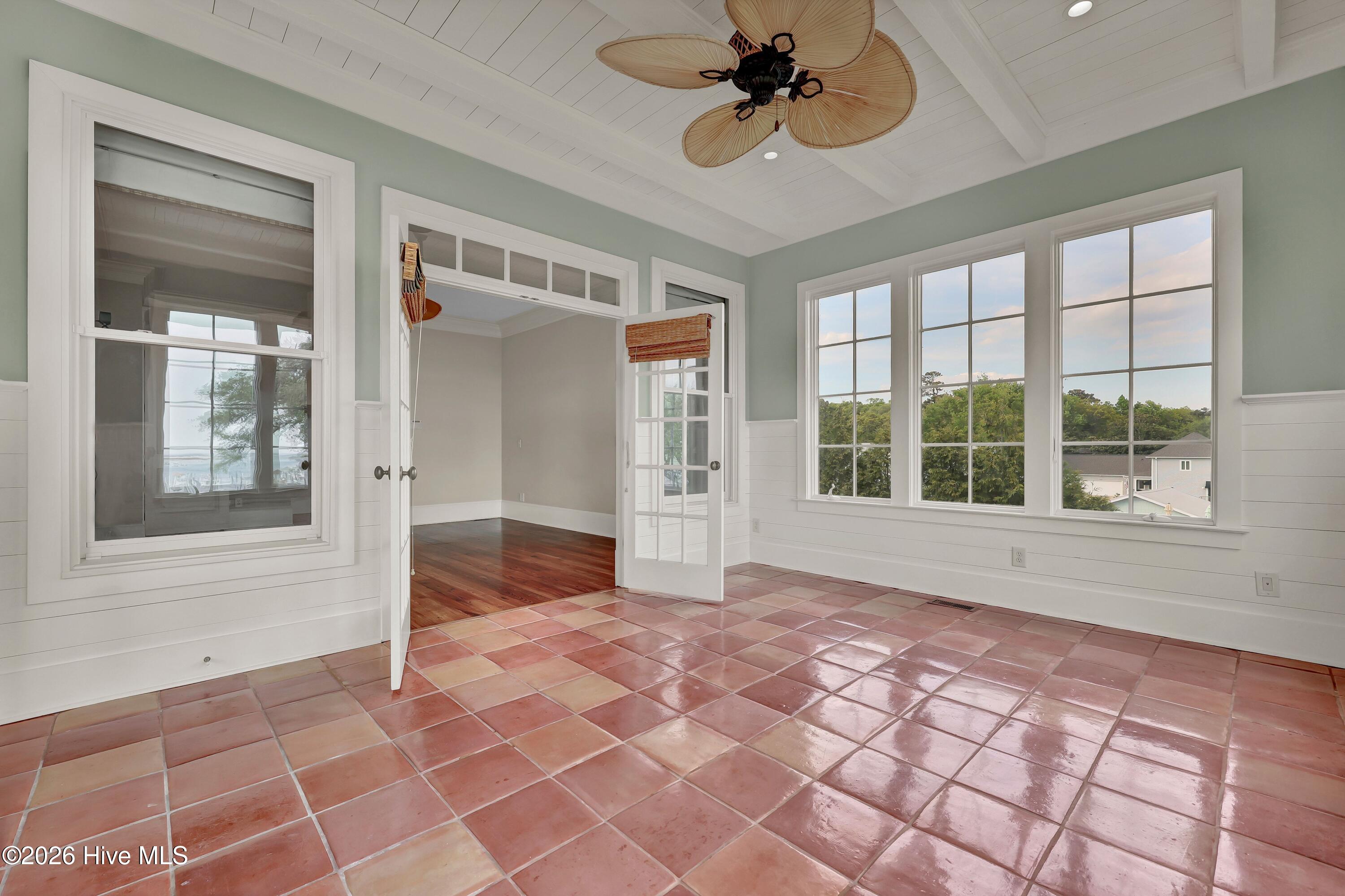 100569484 | Photo 44