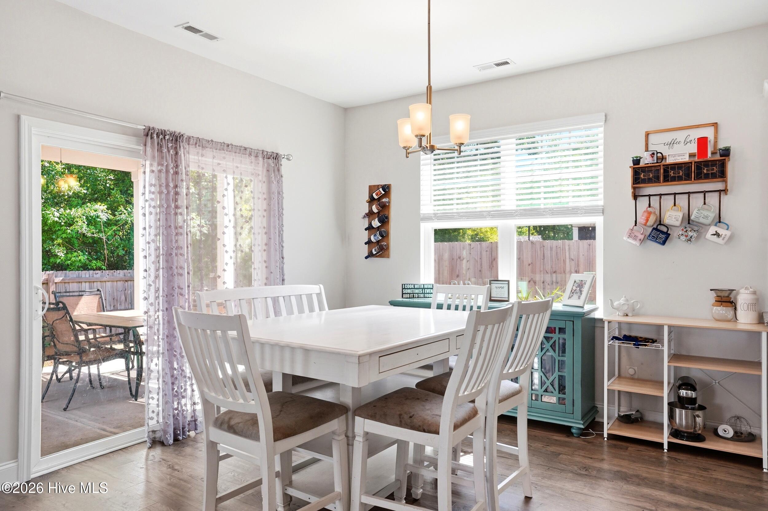 100570398 | Photo 11