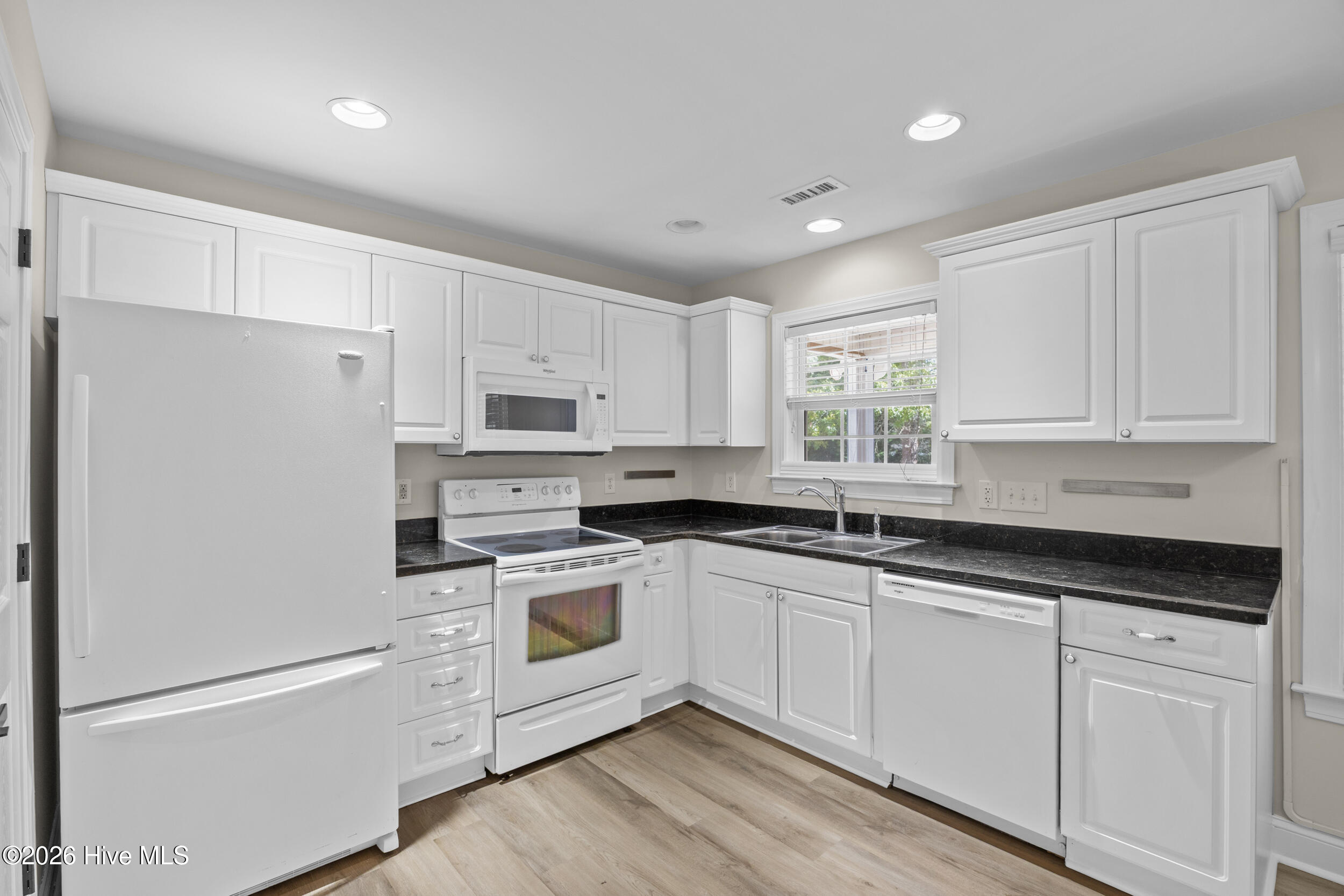 100569542 | Photo 11