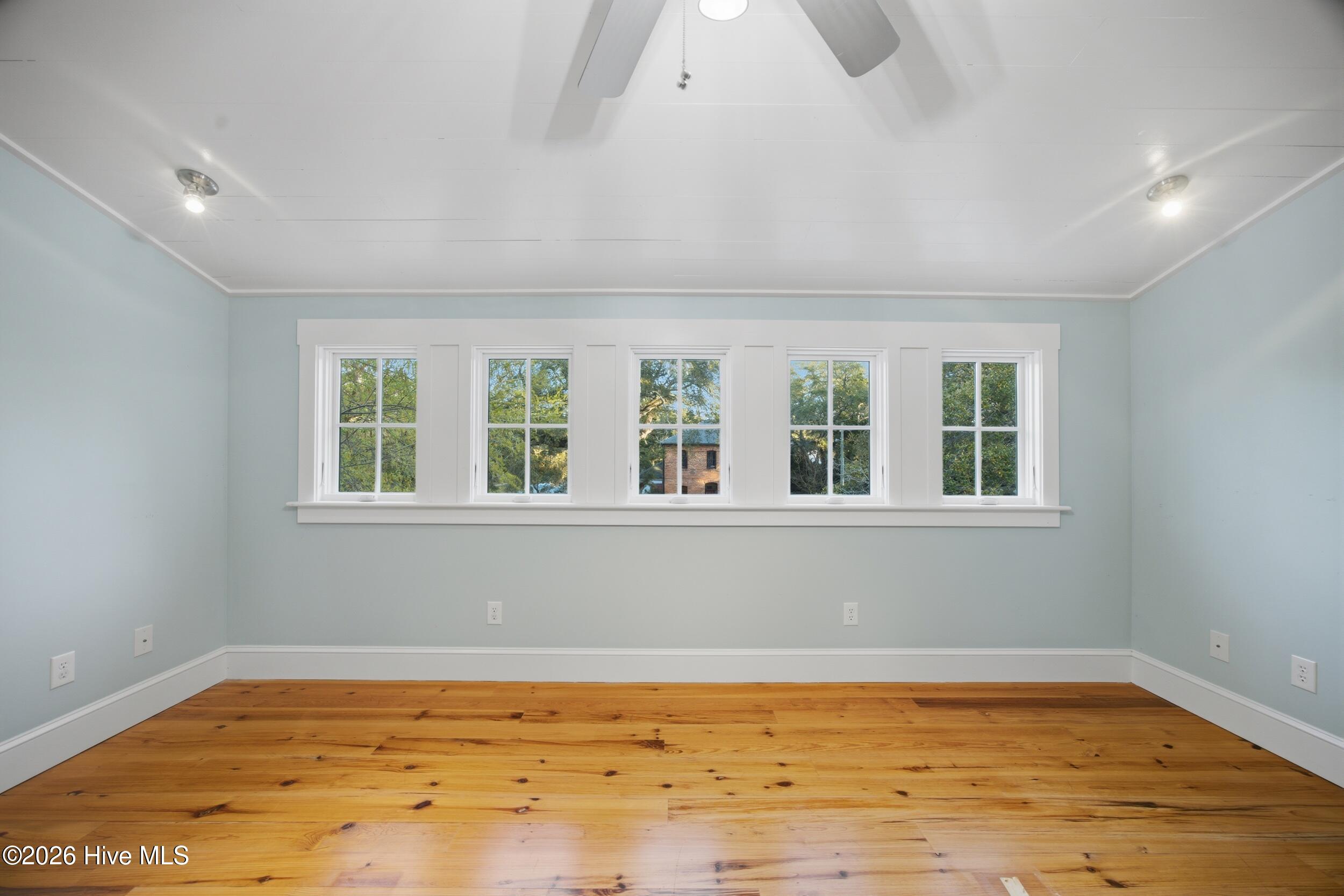 100566122 | Photo 23