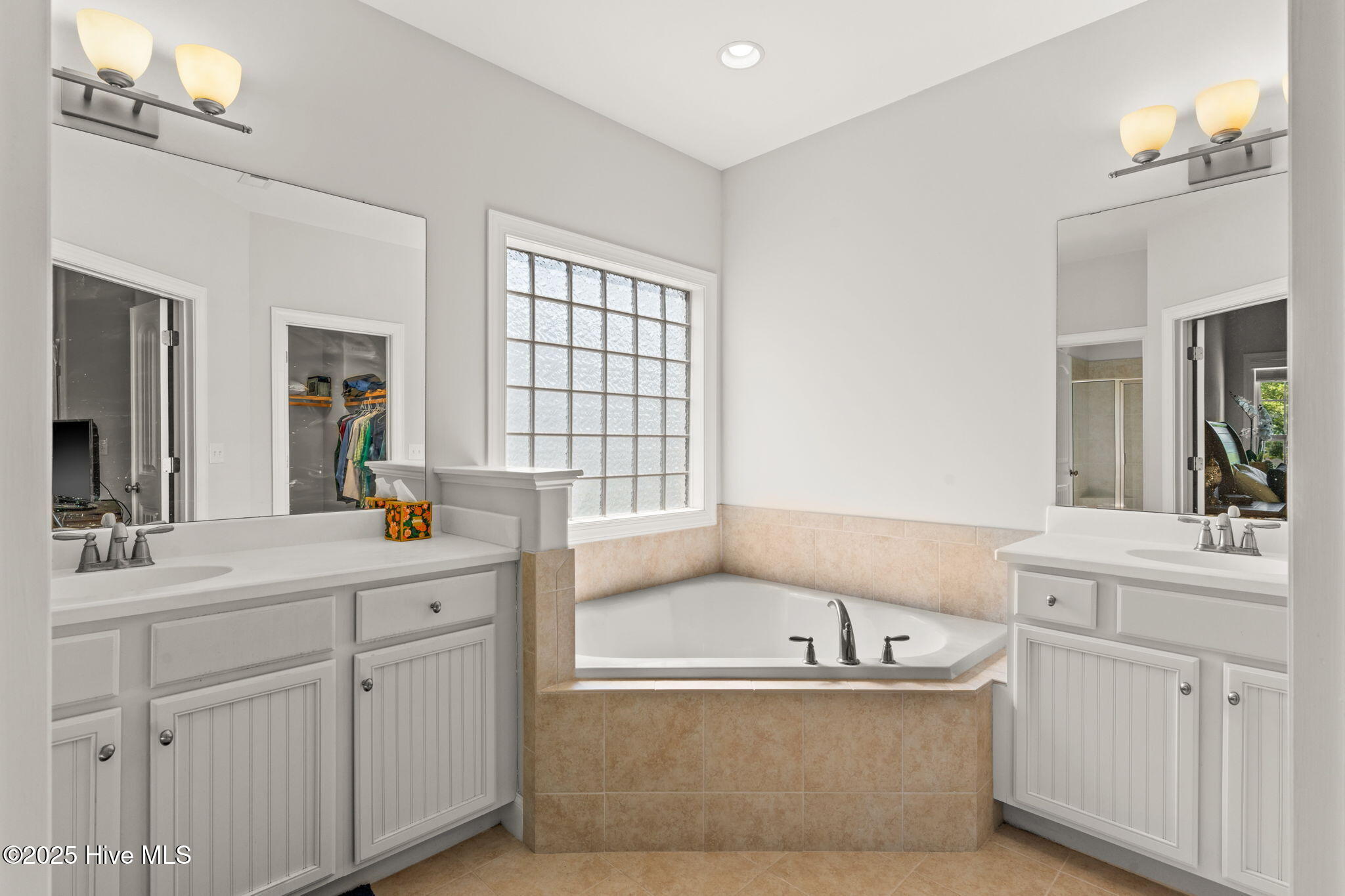 100519304 | Photo 16