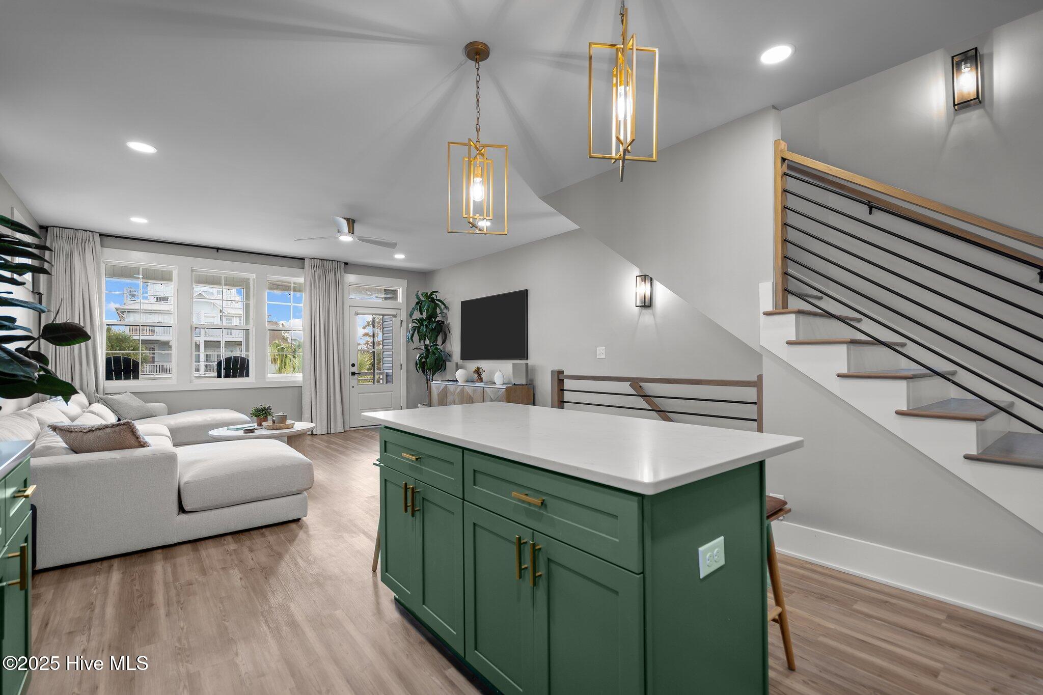 100537870 | Photo 38