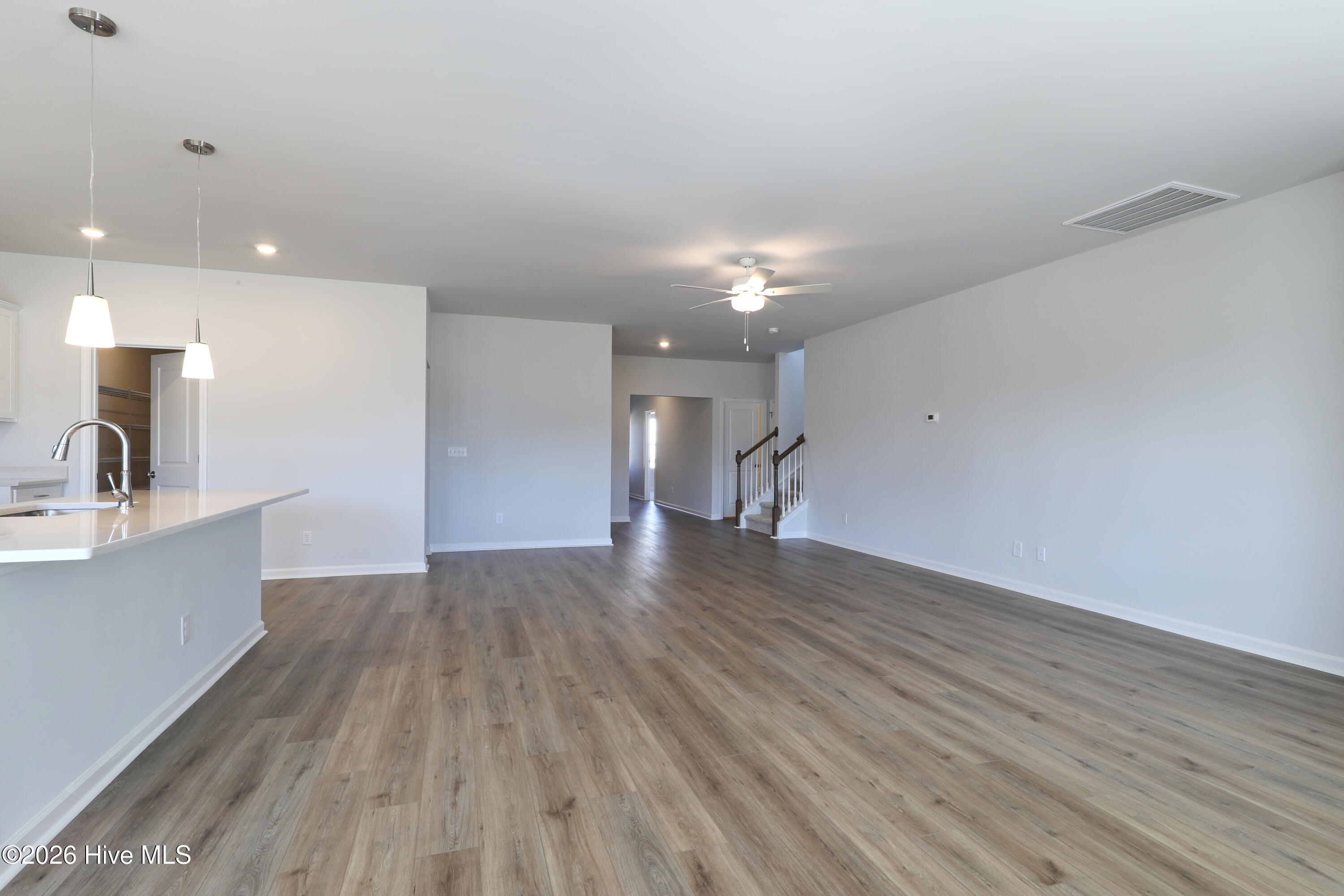 100520323 | Photo 18