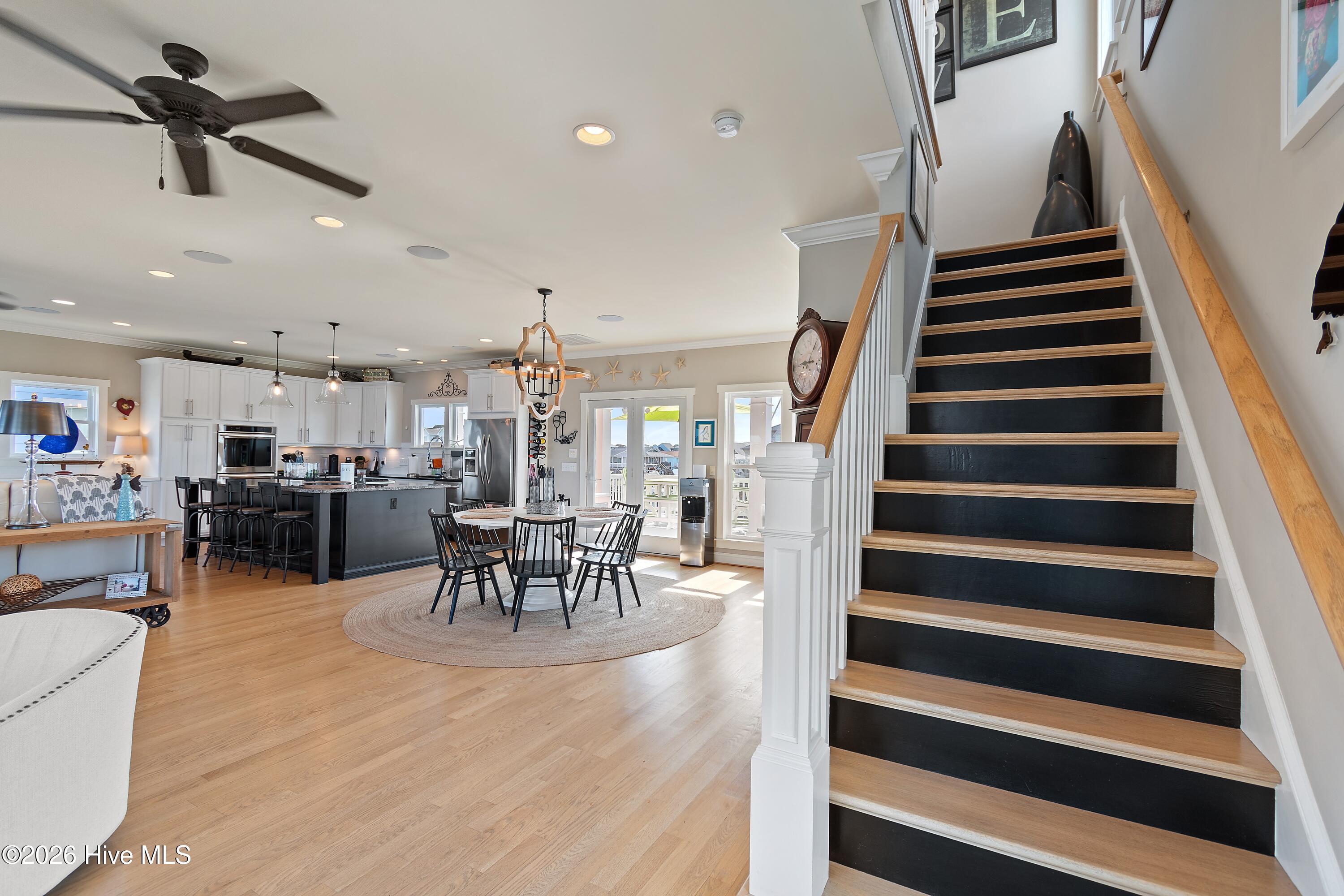 100547870 | Photo 25