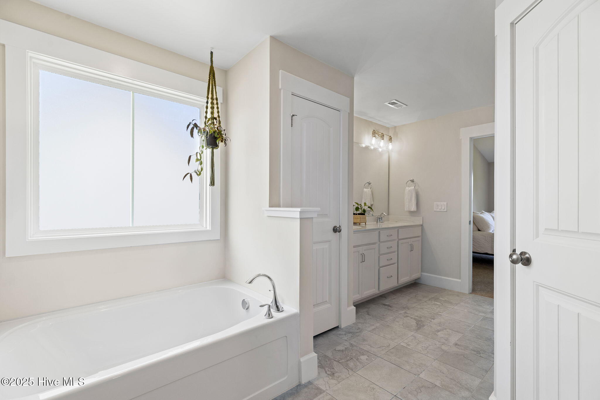 100547304 | Photo 35