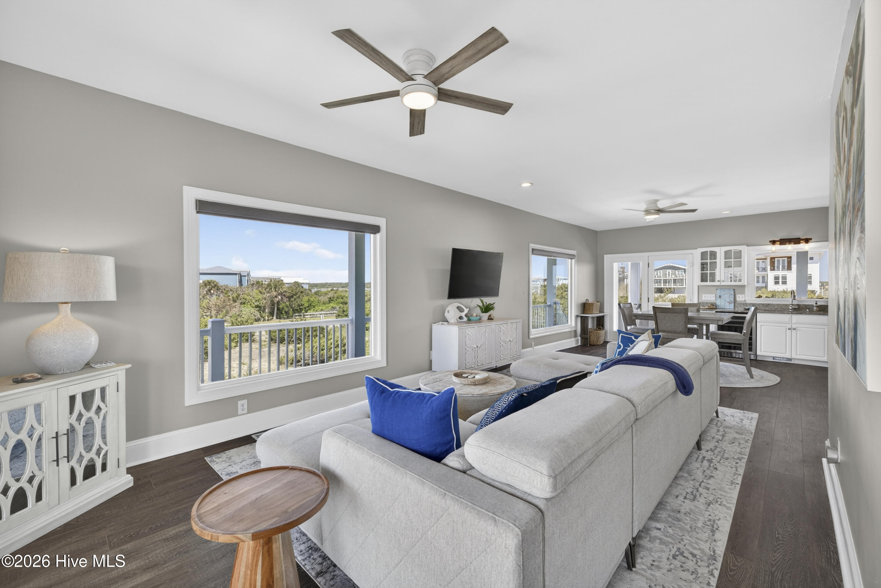 100568247 | Photo 33