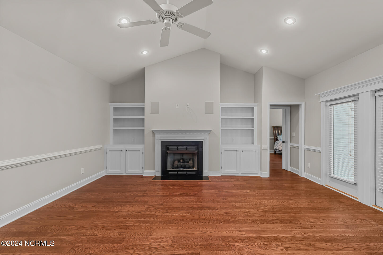 100543742 | Photo 23