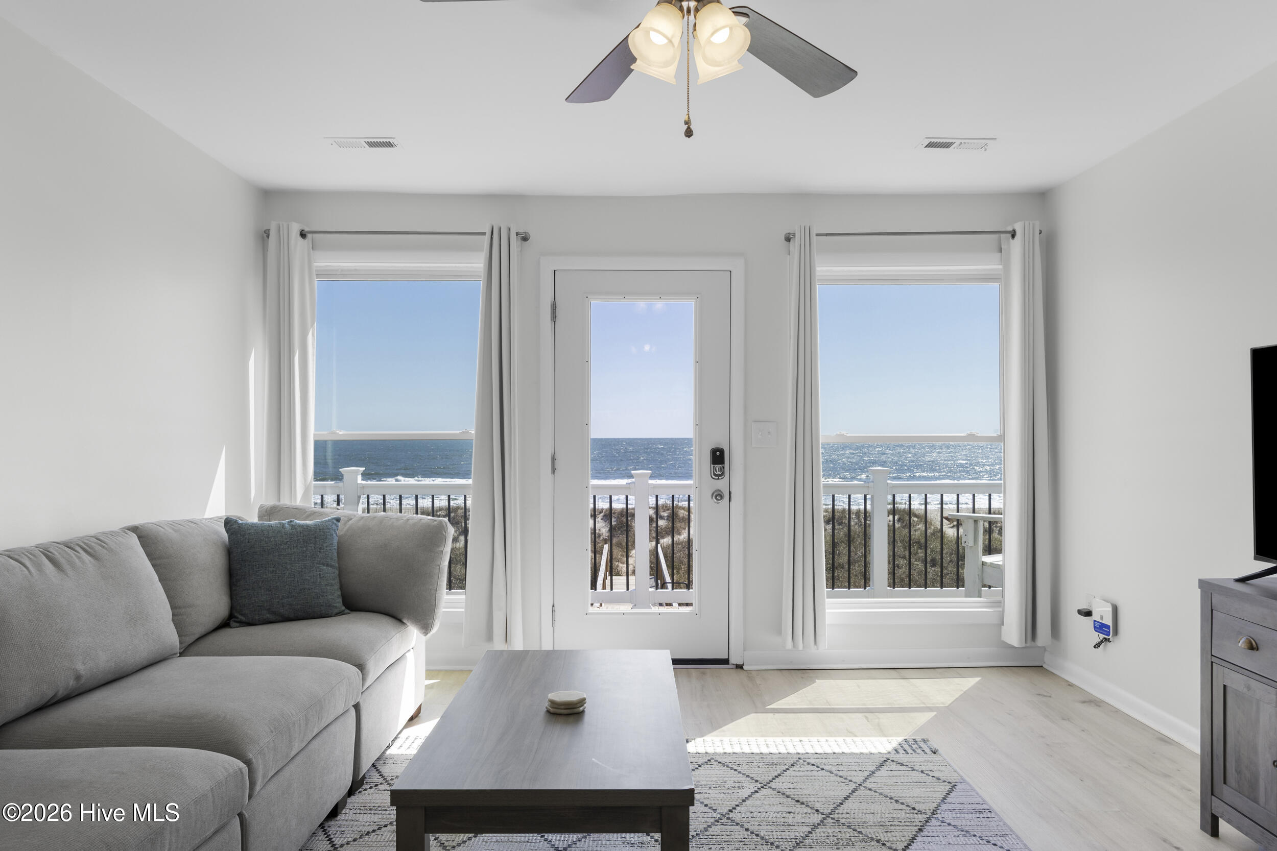 100561648 | Photo 15