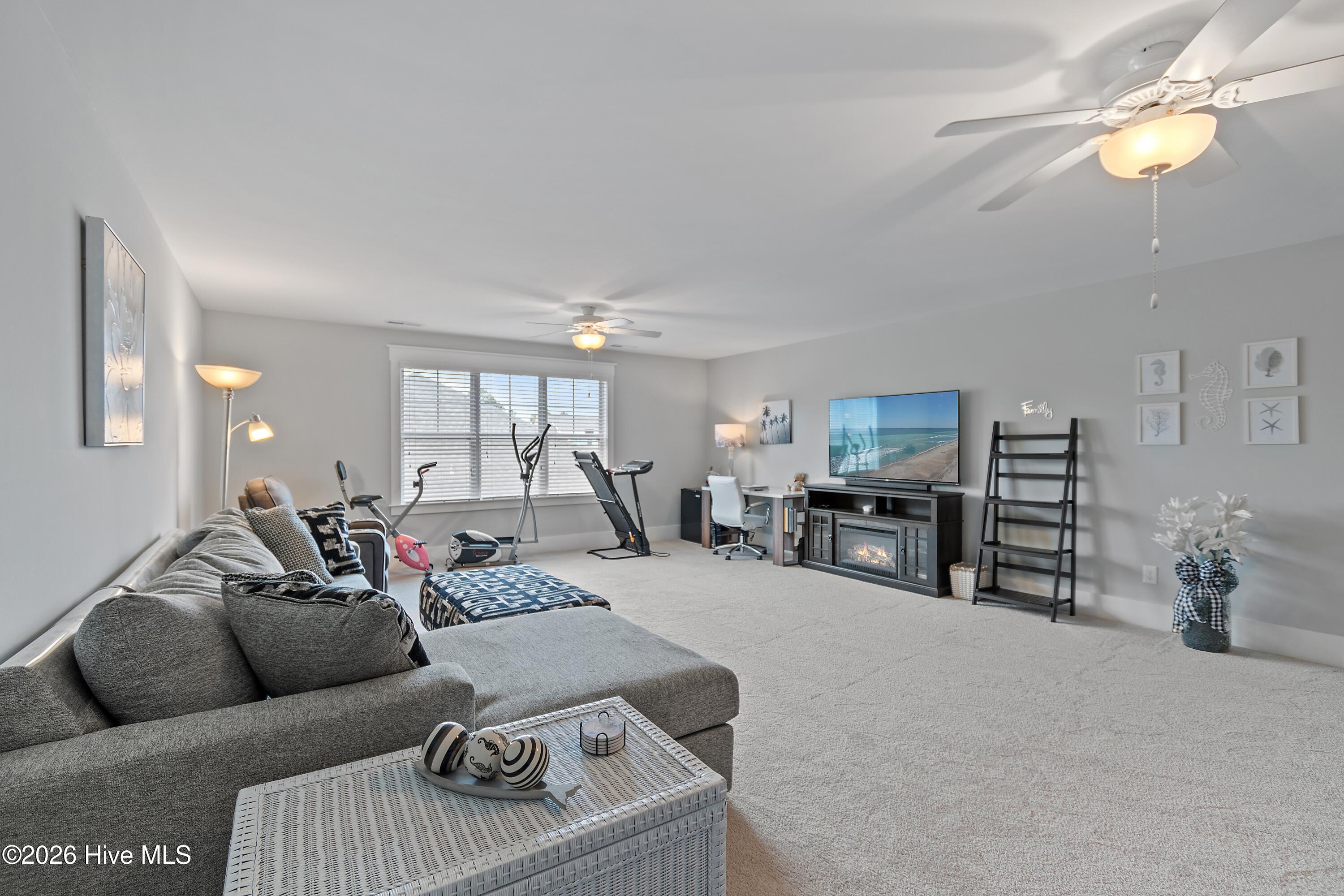 100561282 | Photo 43