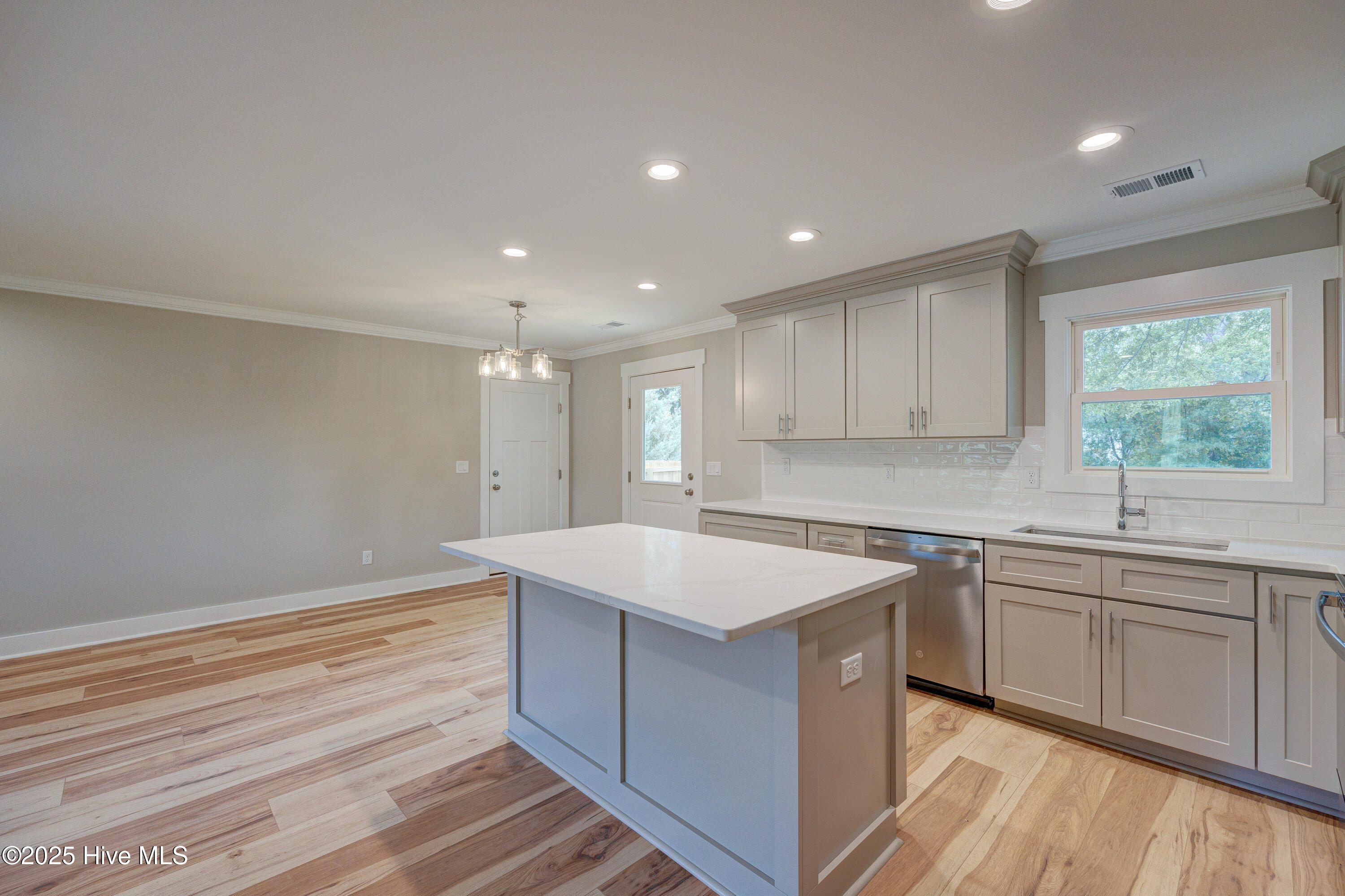 100534169 | Photo 14