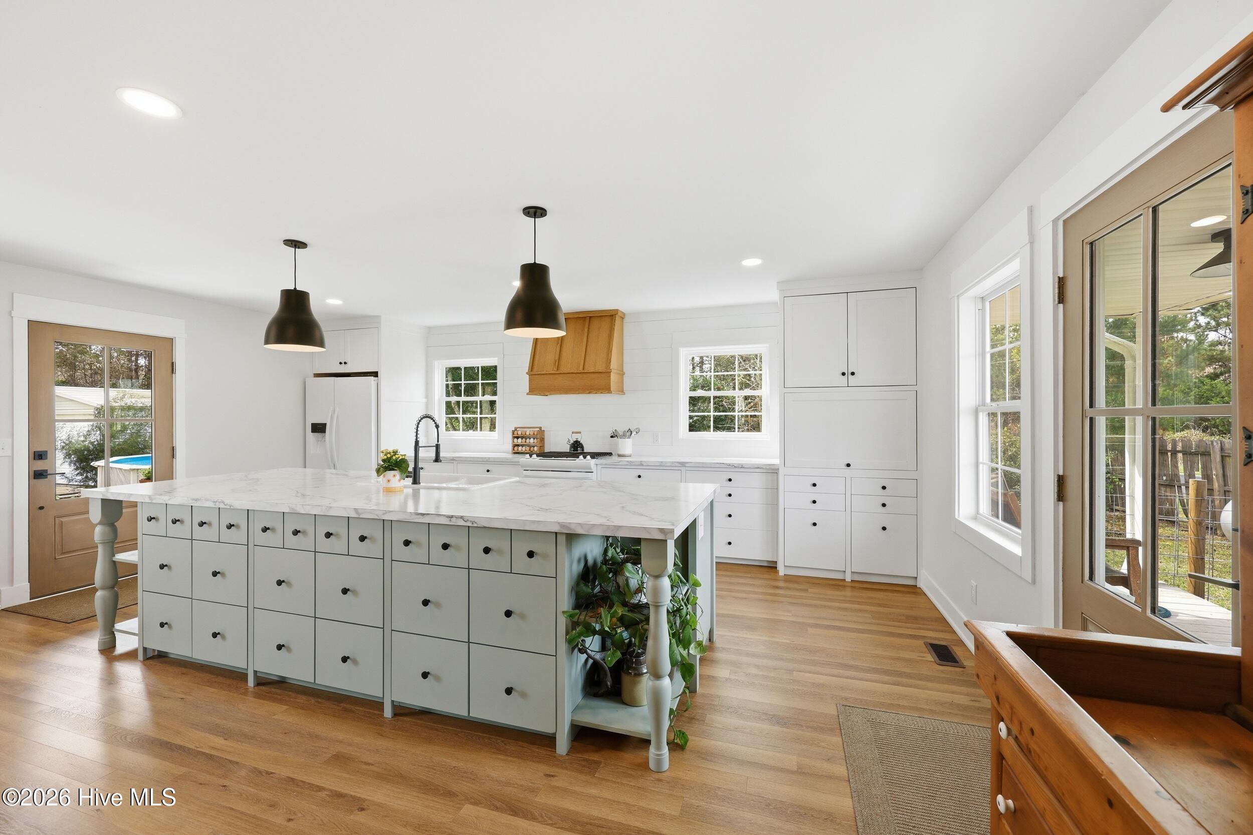 100562935 | Photo 17