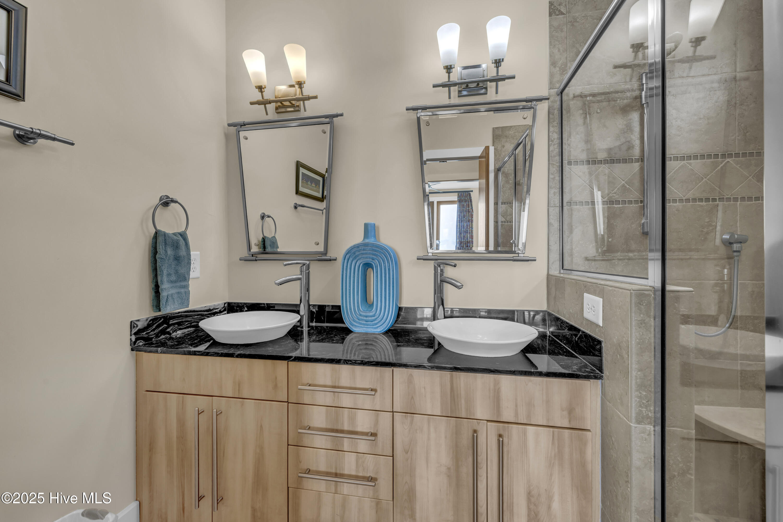 100515880 | Photo 16