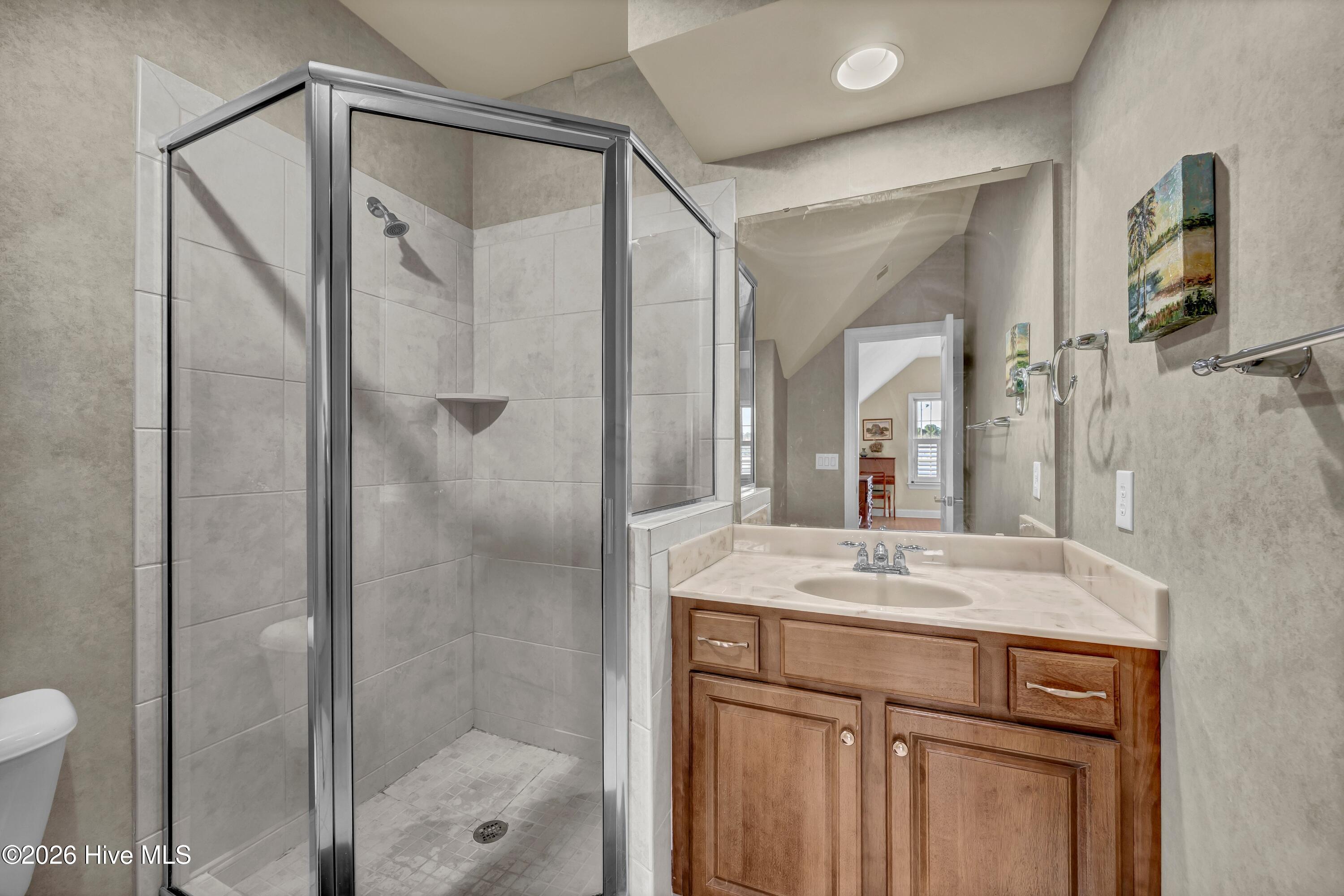 100550306 | Photo 26