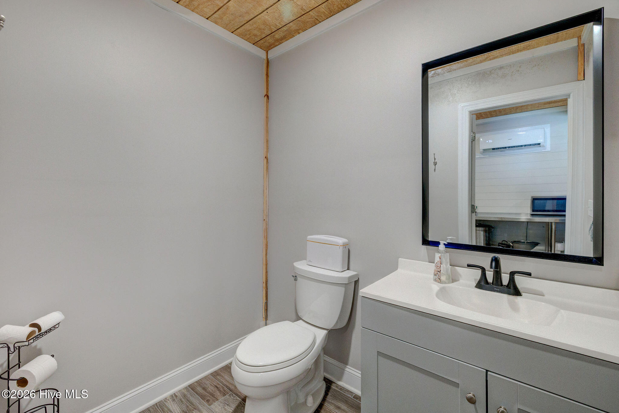 100558109 | Photo 61