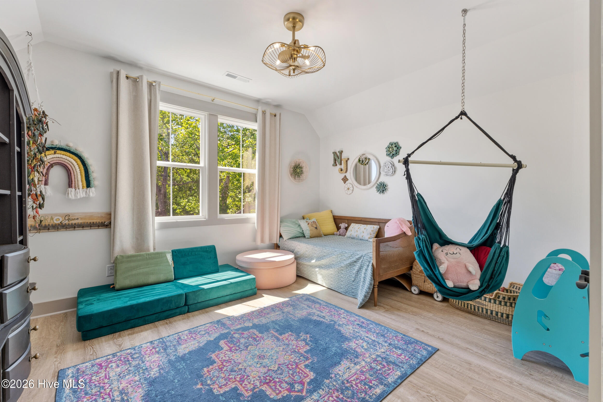 100570688 | Photo 37