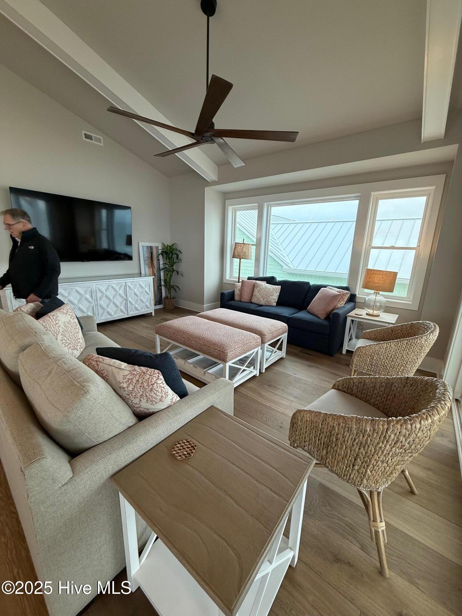 100498103 | Photo 17