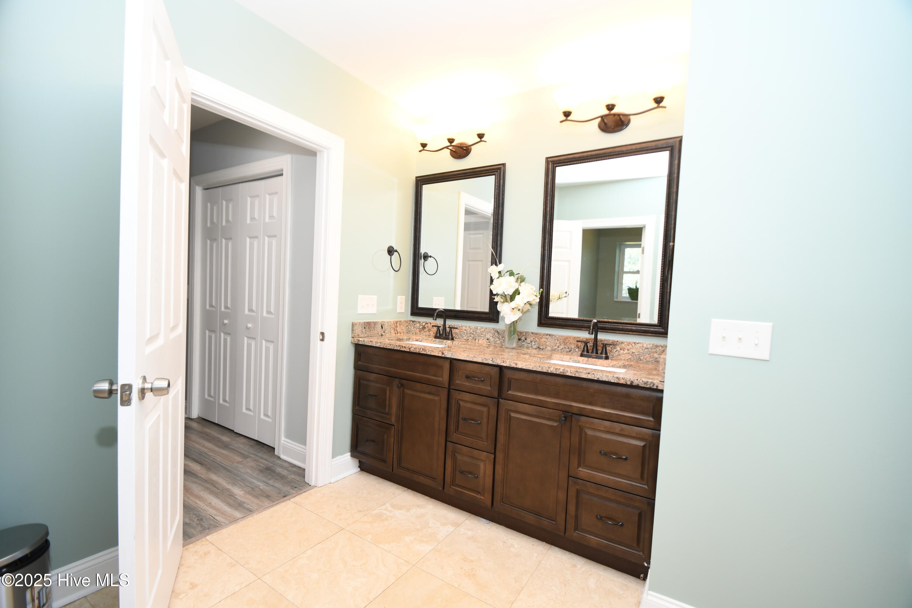 100537590 | Photo 32