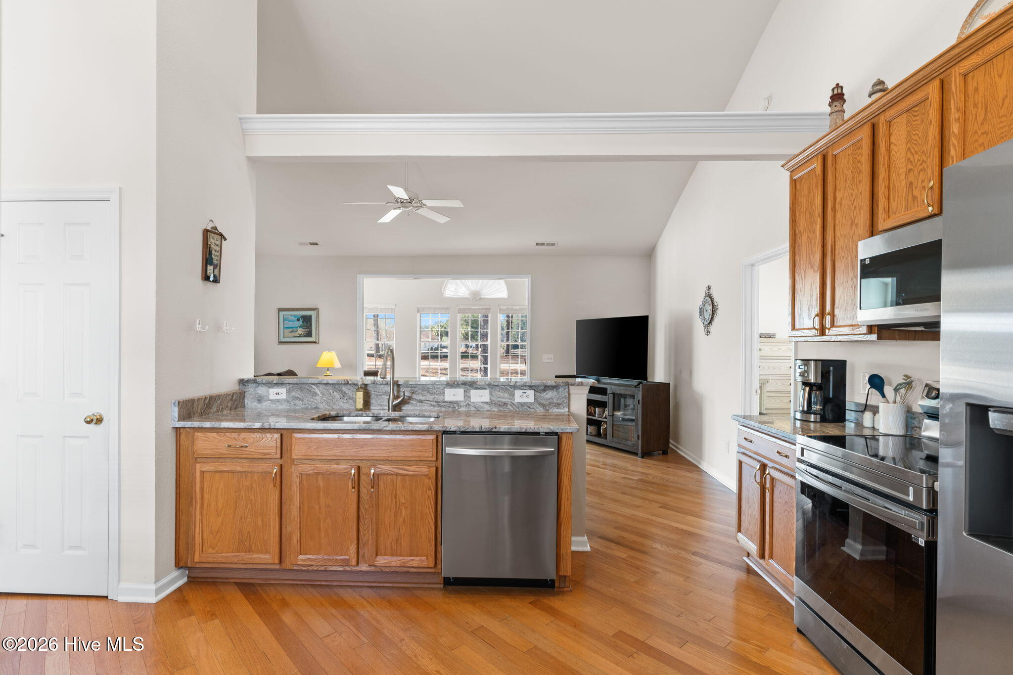 100558650 | Photo 16