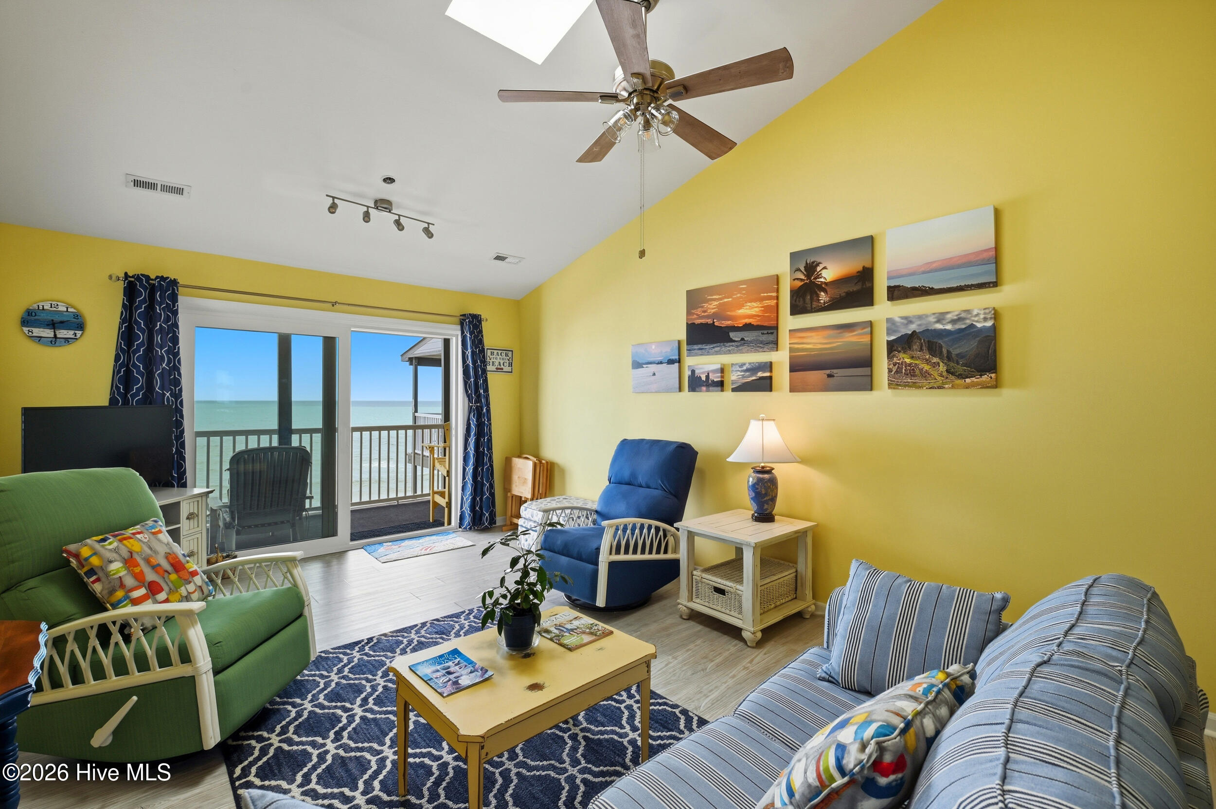 100563285 | Photo 30