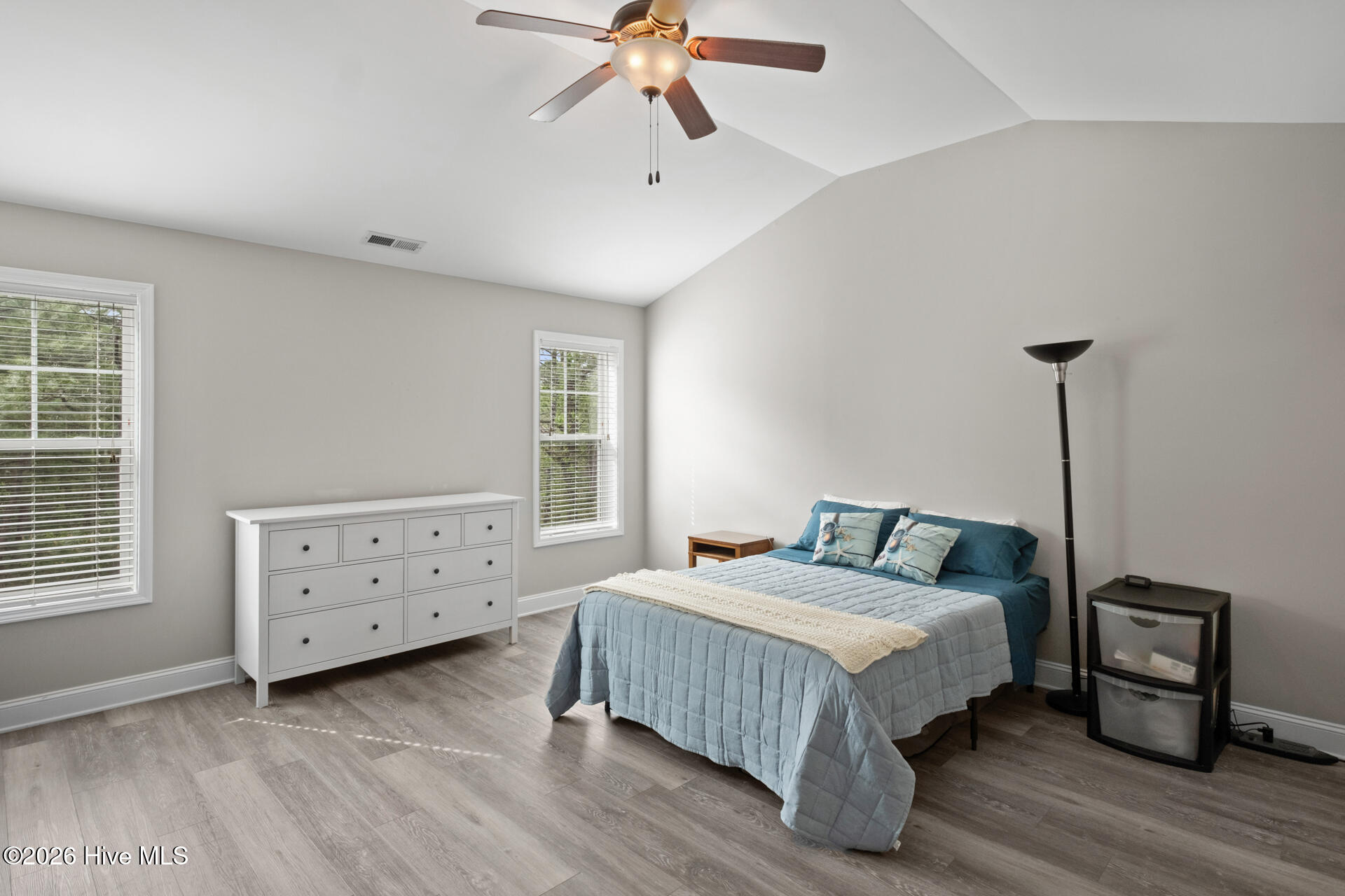 100566608 | Photo 22